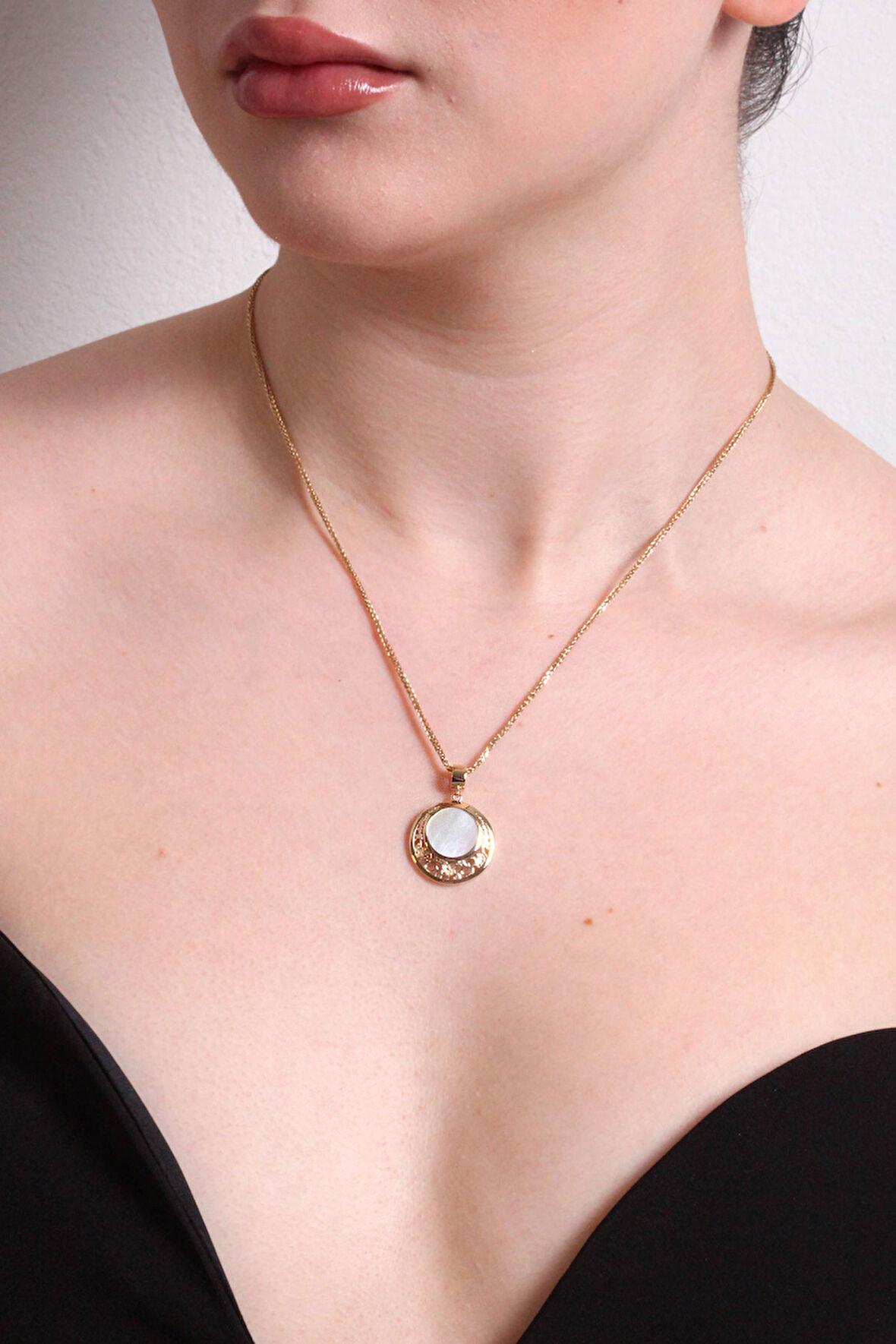 Beyaz Mineli Altın Yuvarlak Kolye