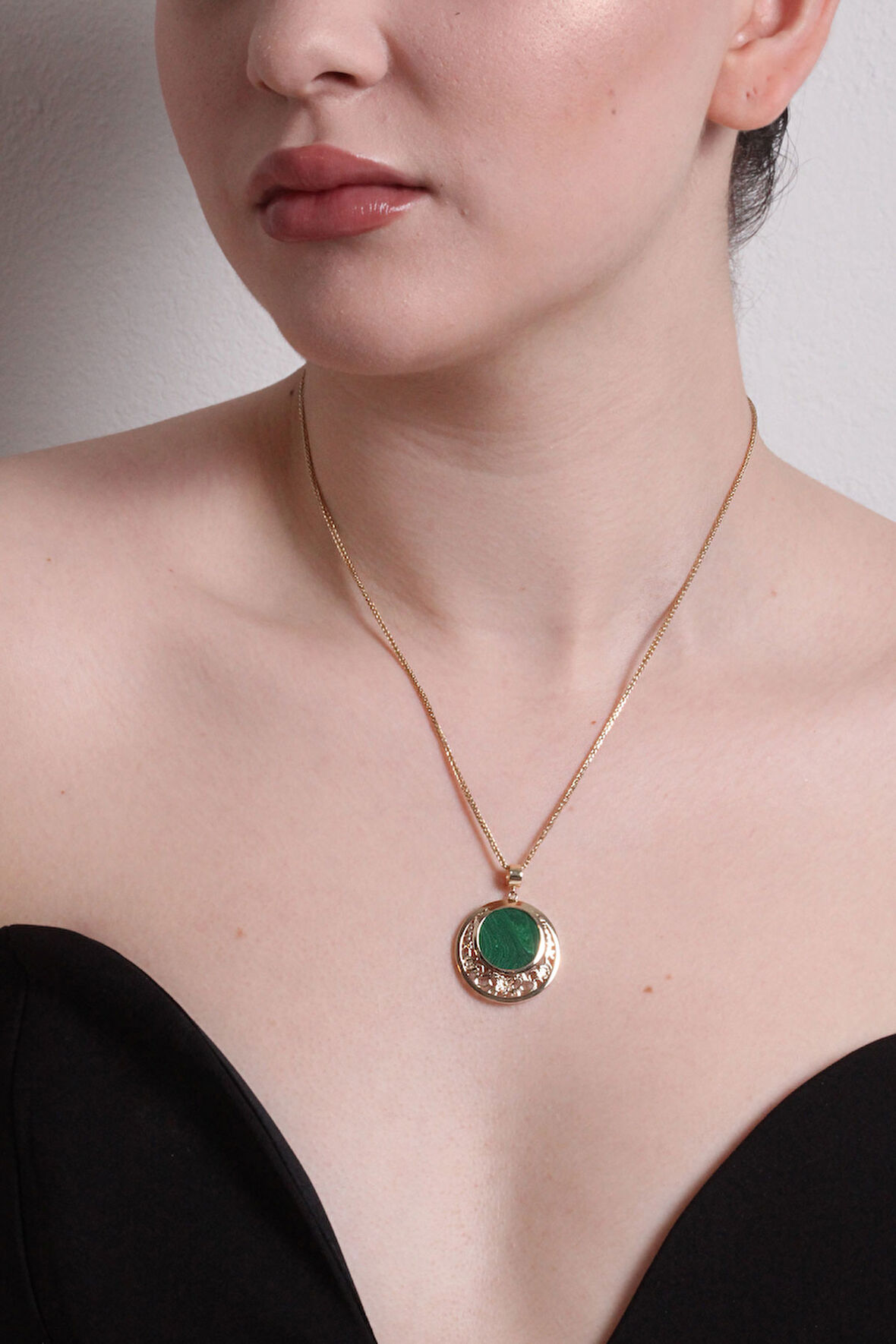 Yeşil Mineli Altın Yuvarlak Etnik Kolye