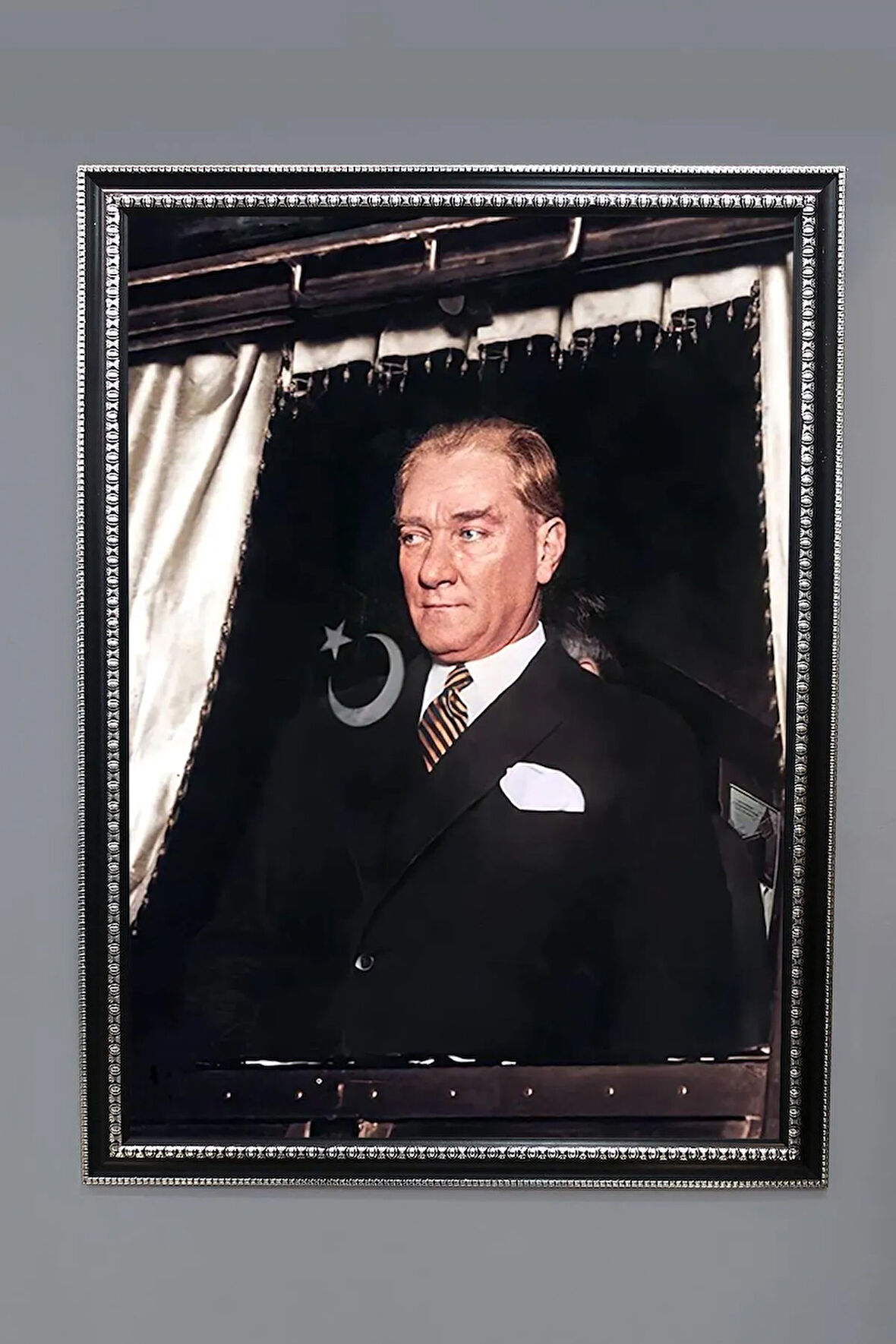 Gold Çerçeveli Atatürk Tablosu Portresi 50x70CM