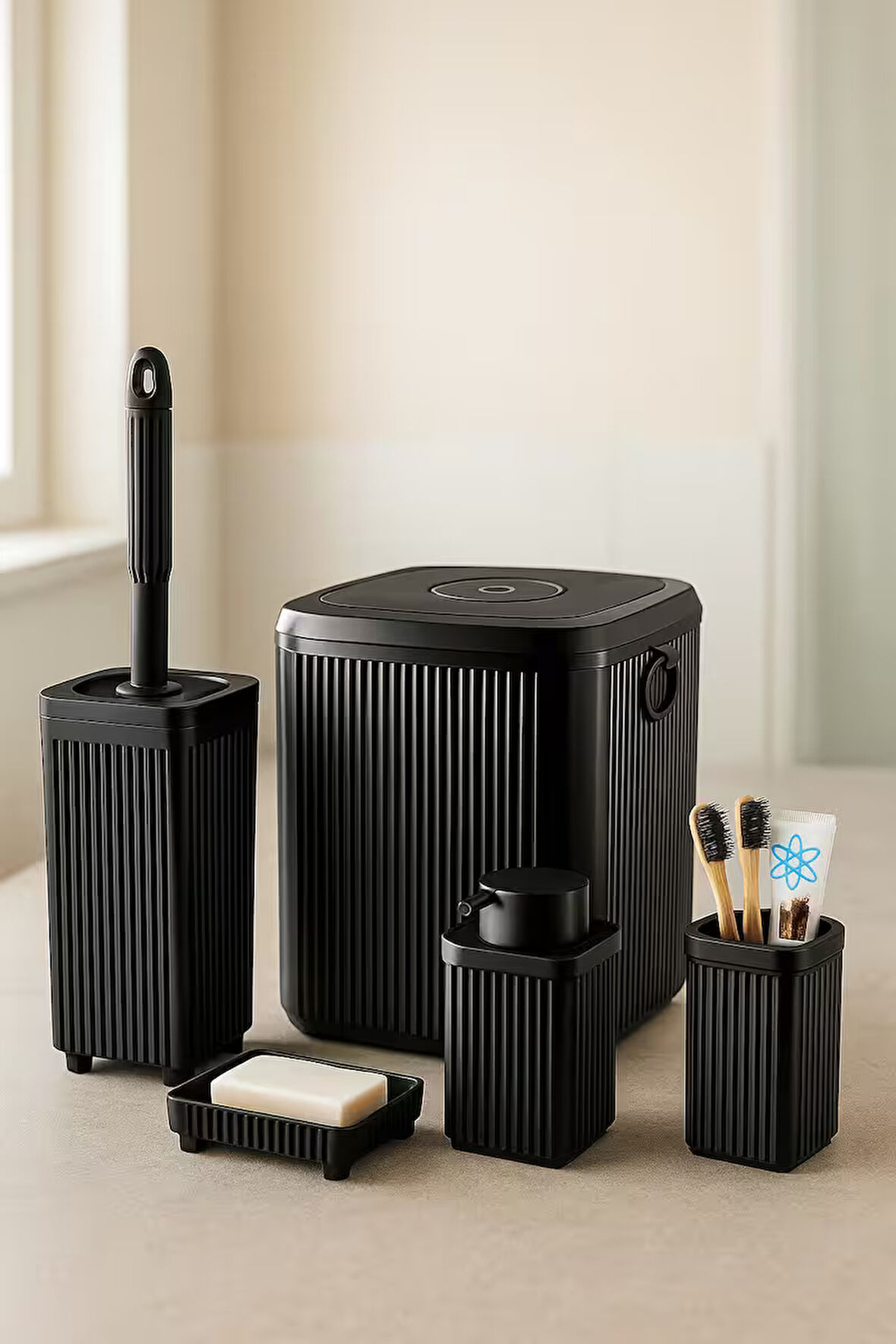 Lines Serisi Siyah Banyo Seti, 5 Parça Akrilik Kare 5 Litre Çöp Kovası, Sabunluk, Fırçalık Takımı 34