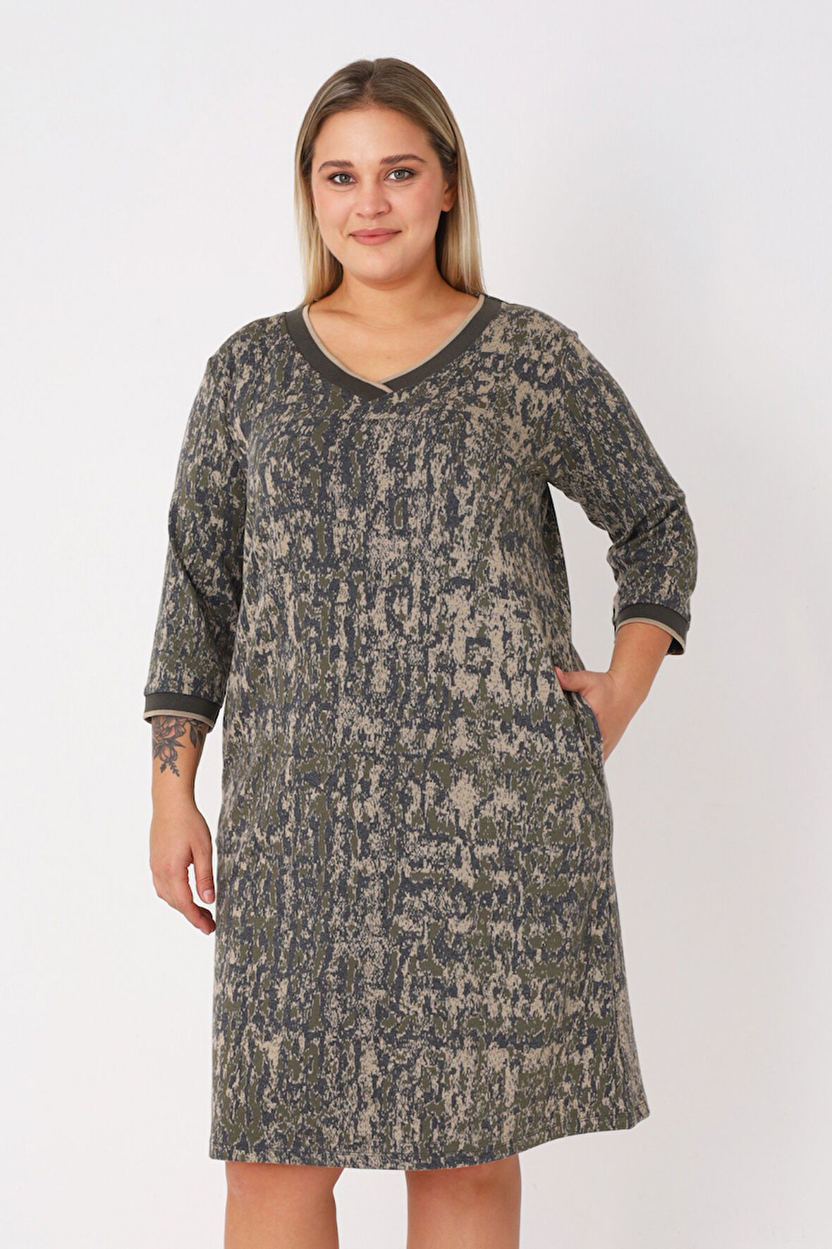 Haki Desenli Truvakar Kollu Cepli Jakarlı V Yaka Kadın Büyük Beden Elbise