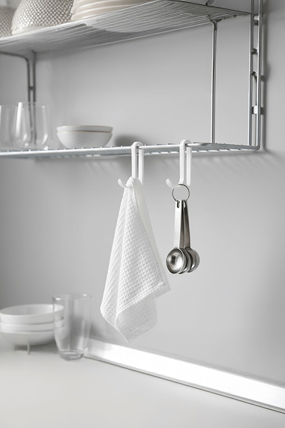 2’li Beyaz Askı Kanca Seti – Banyo & Mutfak Rafları İçin Plastik Askı Aparatı