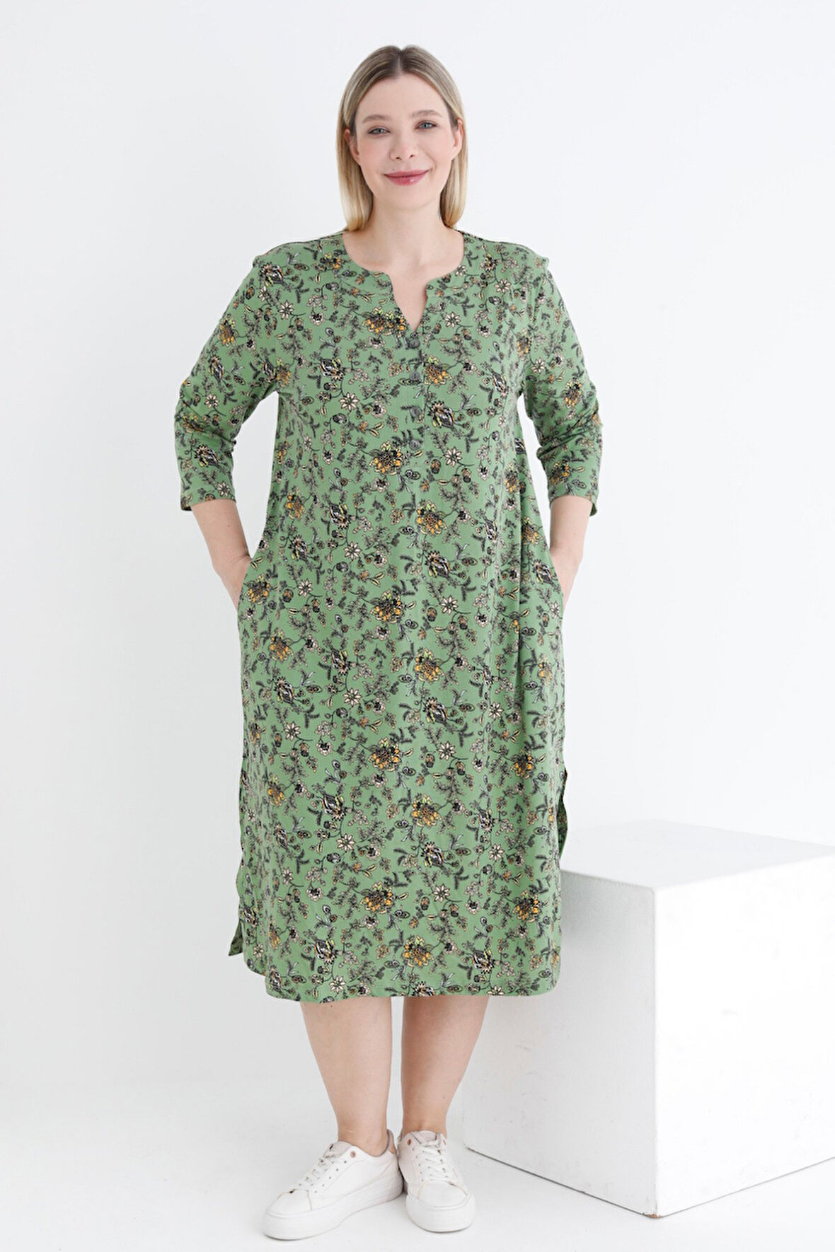 Desenli Düğmeli Pamuklu Cepli V Yaka Truvakar Kollu Kadın Büyük Beden Elbise