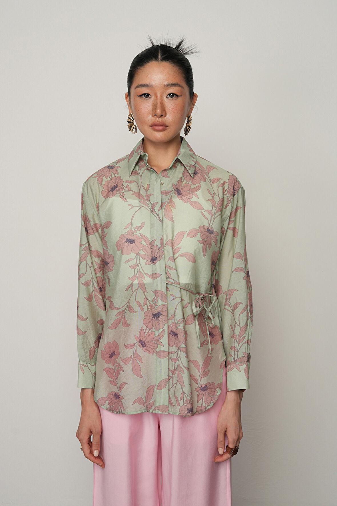 KADIN YANDAN BAĞLAMA DETAYLI PEMBE-YEŞİL ÇİÇEKLİ GÖMLEK