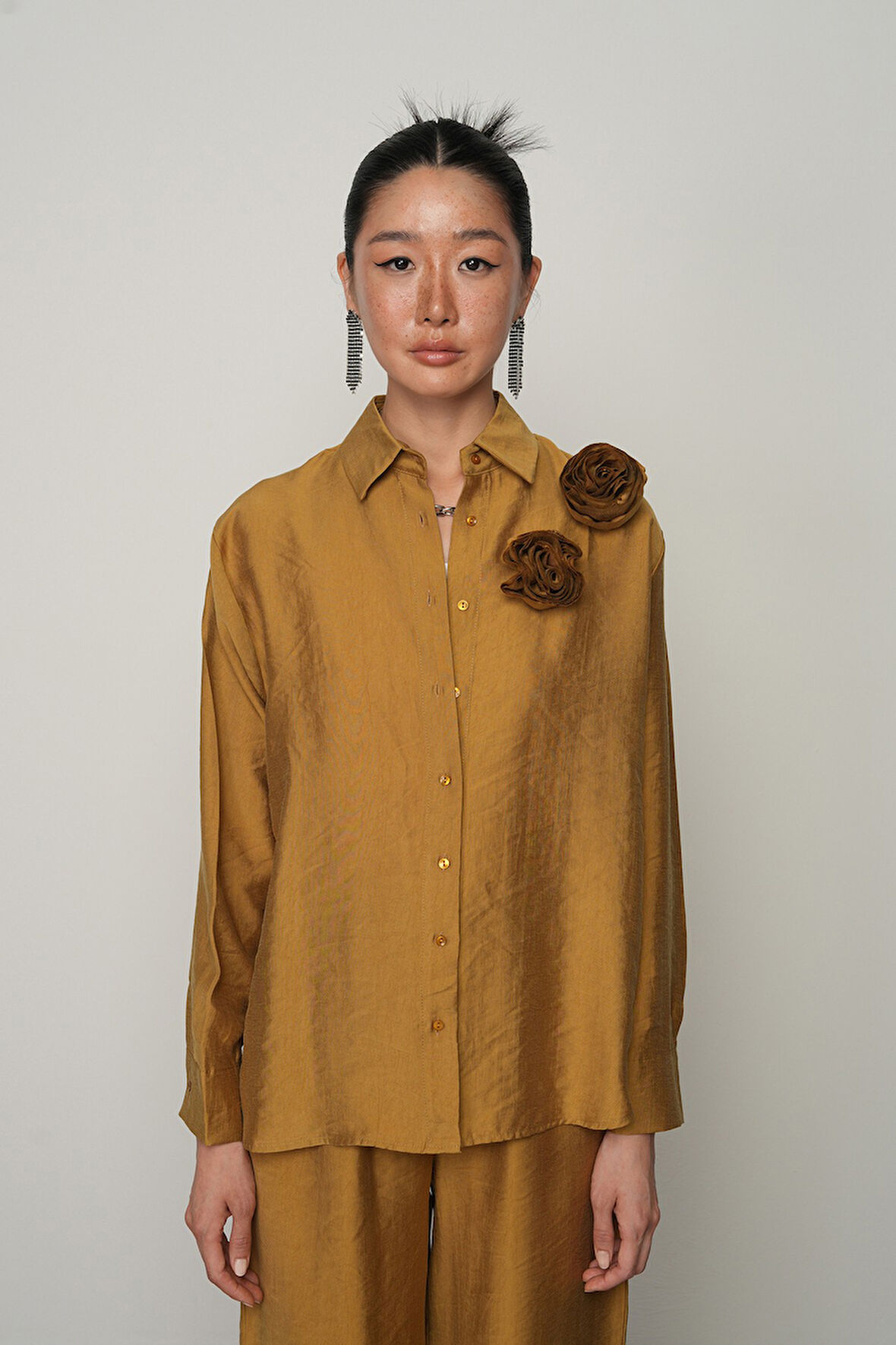 Kadın Önü Çift Gül İşlemeli Düz Renk Gömlek