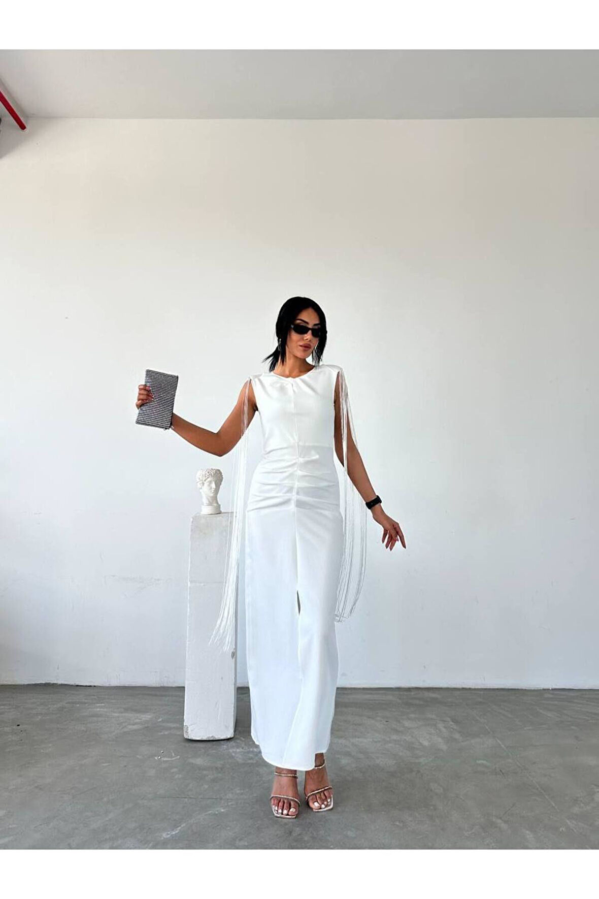 Omuzları püskül detaylı önden yırtmaçlı elbise