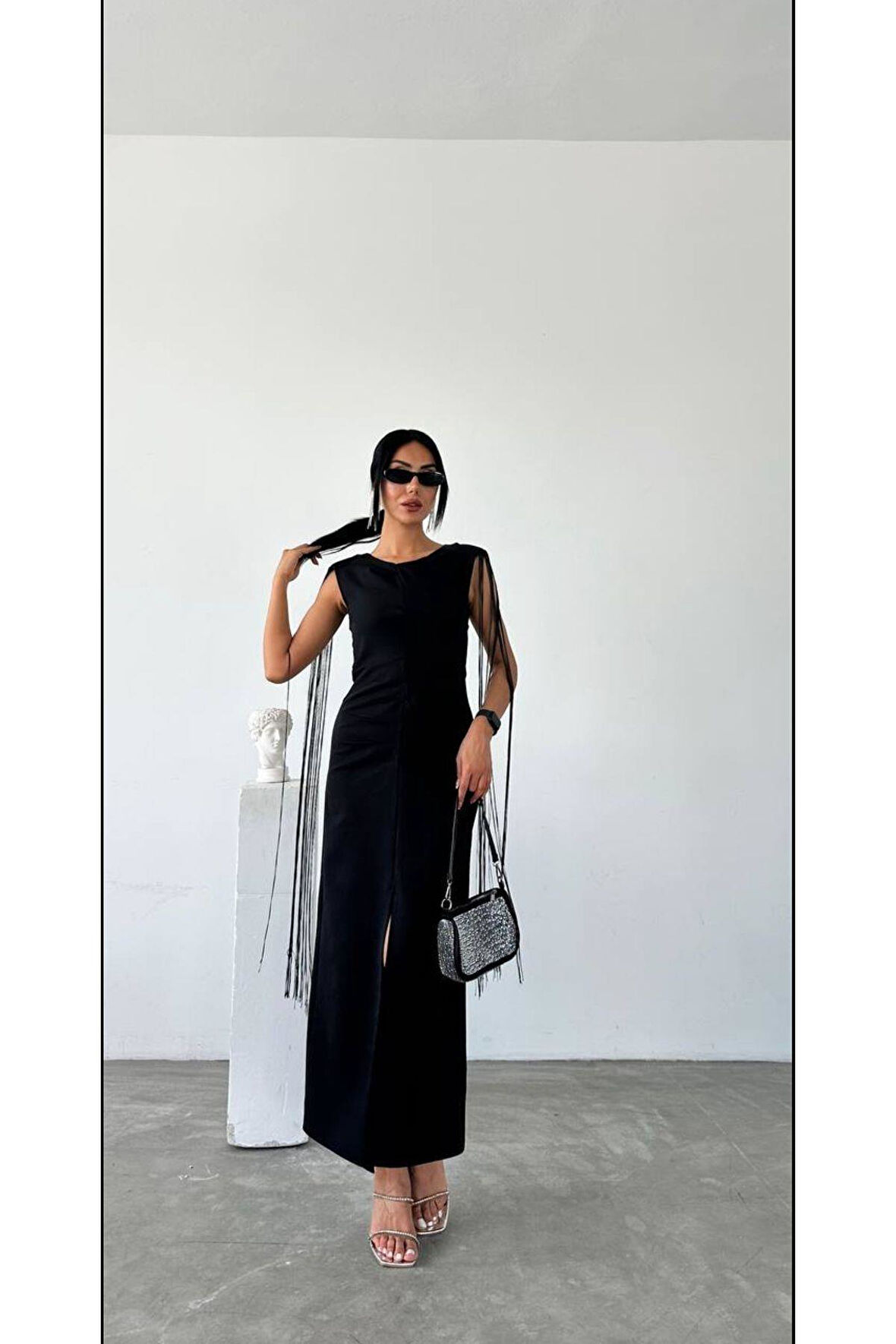 Omuzları püskül detaylı önden yırtmaçlı elbise