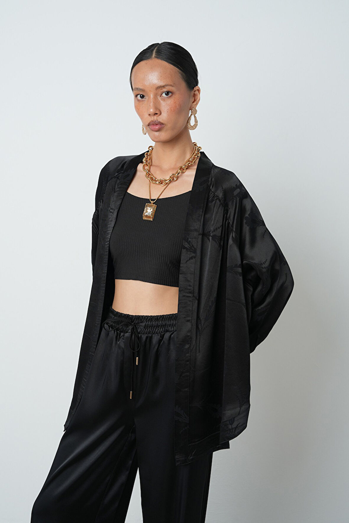 Kadın Siyah Yaprak Ve Çiçek Desenli Oversize Tesettür Kimono