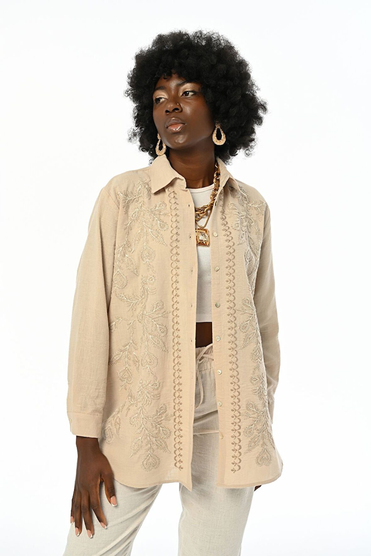 KADIN ÖNÜ NAKIŞ İŞLEMELİ OVERSİZE KESİM GÖMLEK