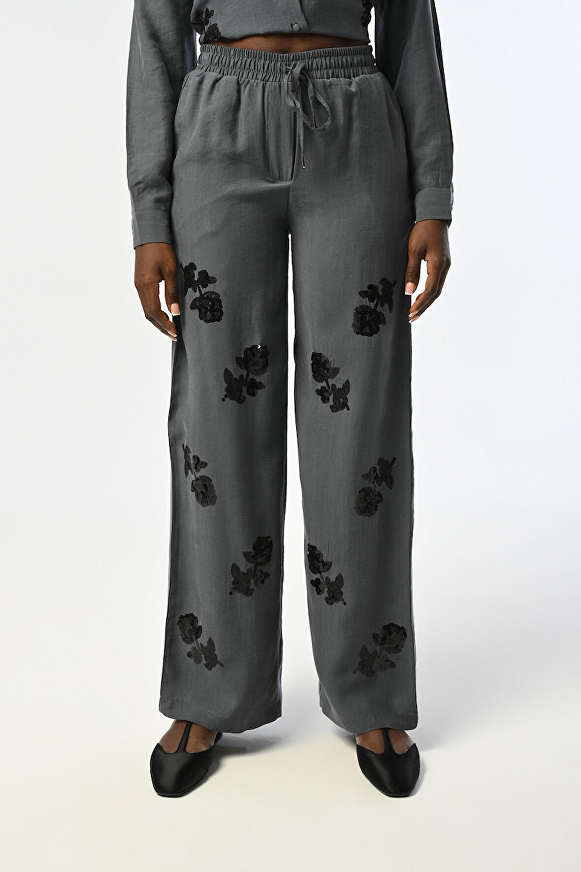 KADIN BELİ LASTİKLİ BOL PAÇA ÖNÜ PUL PAYET İŞLEMELİ ANTRASİT PANTOLON