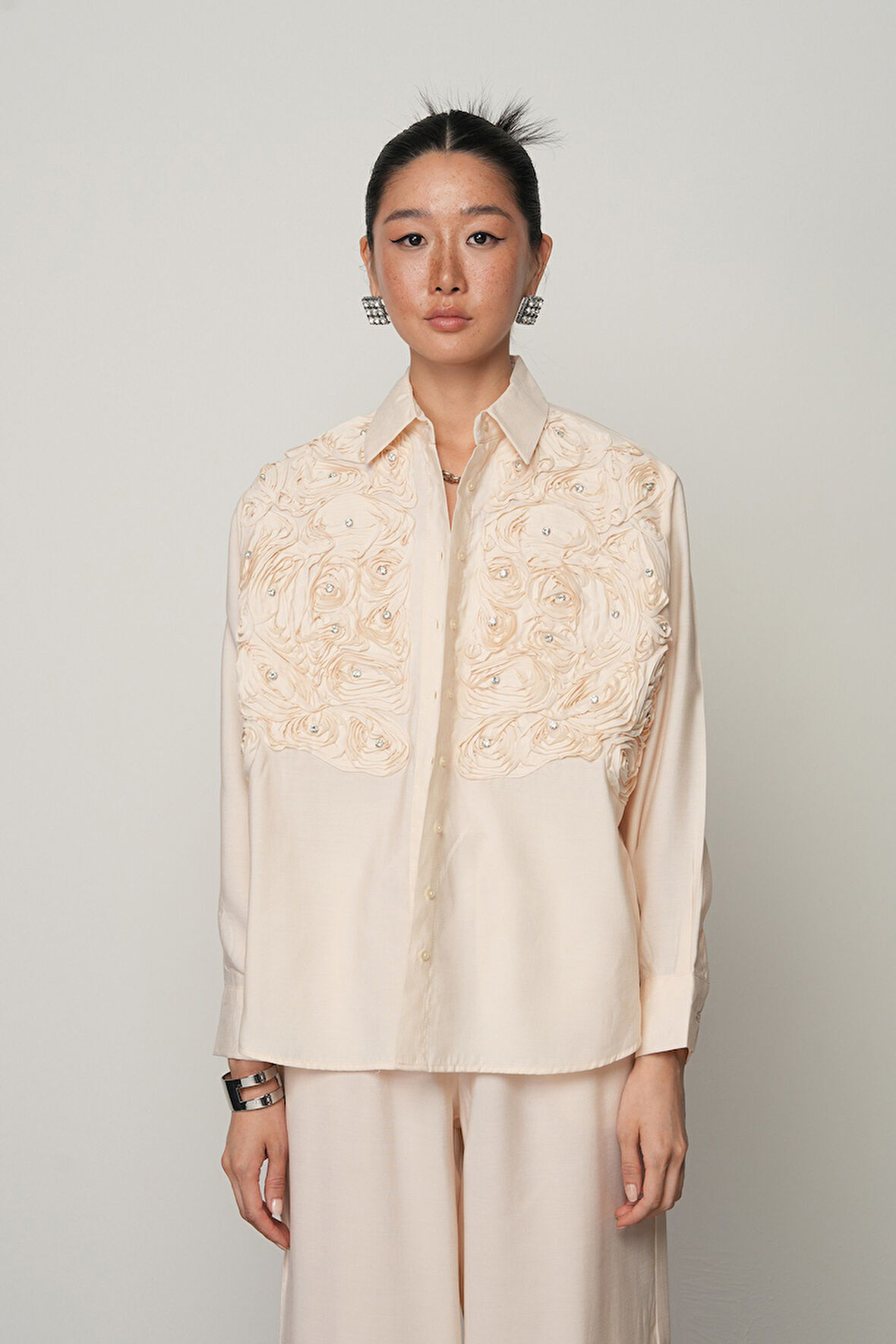 KADIN ÖNÜ GÜL İŞLEMELİ DÜZ RENK GÖMLEK