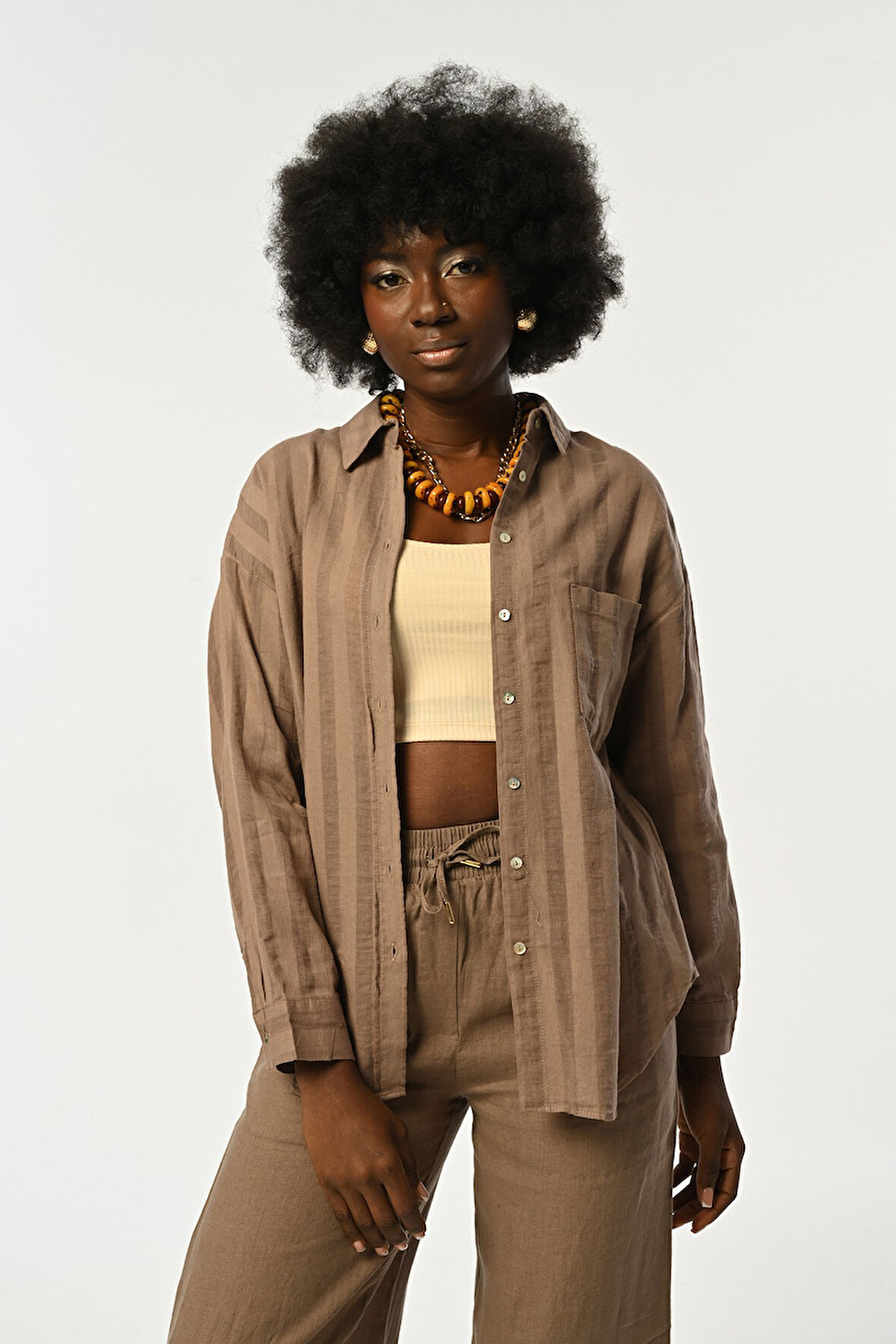 KADIN  VİZON RENGİ TEK CEPLİ ÇİZGİLİ OVERSİZE KESİM GÖMLEK