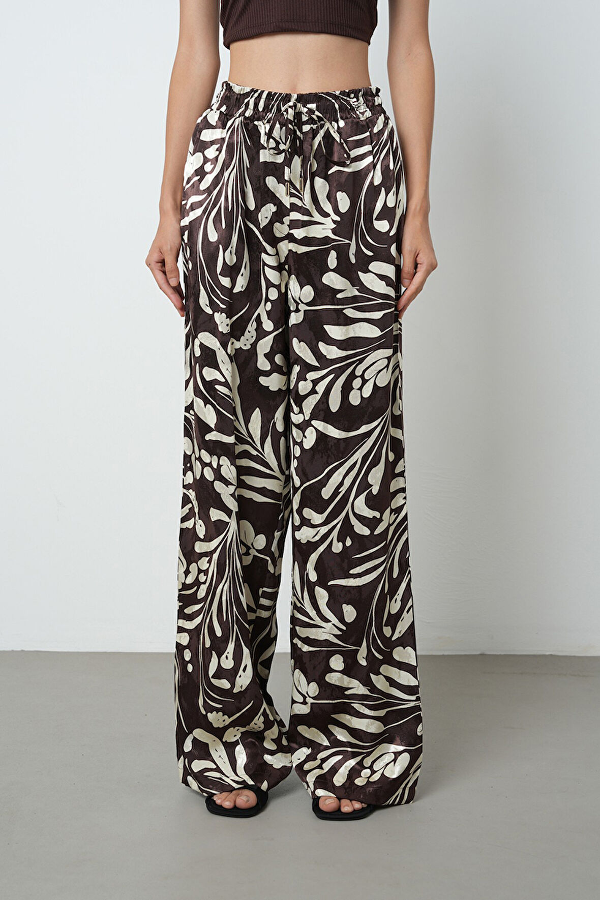 Kadın Kahverengi - Krem Renk Desenli Bol Paça Beli Lastikli Pantolon