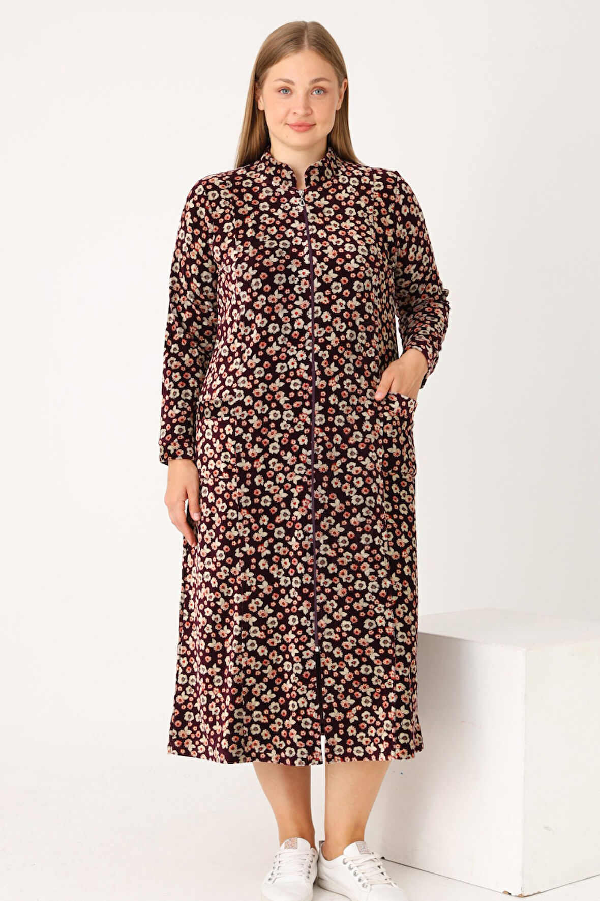Bordo Çiçek Desenli Boydan Fermuarlı Cepli Pamuklu Kadife Hakim Maxi Boy Yaka Büyük Beden Elbise