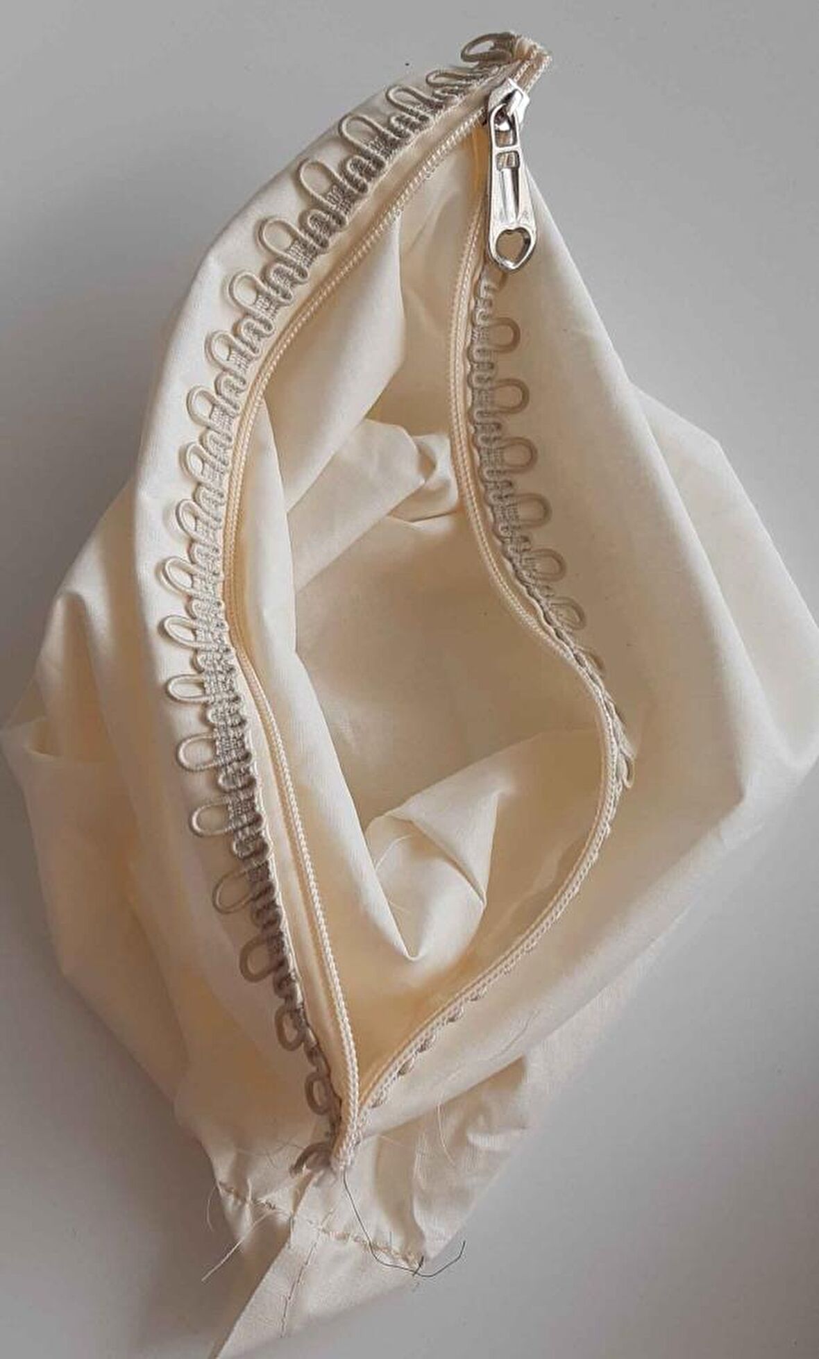 Krem renk  38x38 cm, dikilmiş halde, fermuarlı  astar