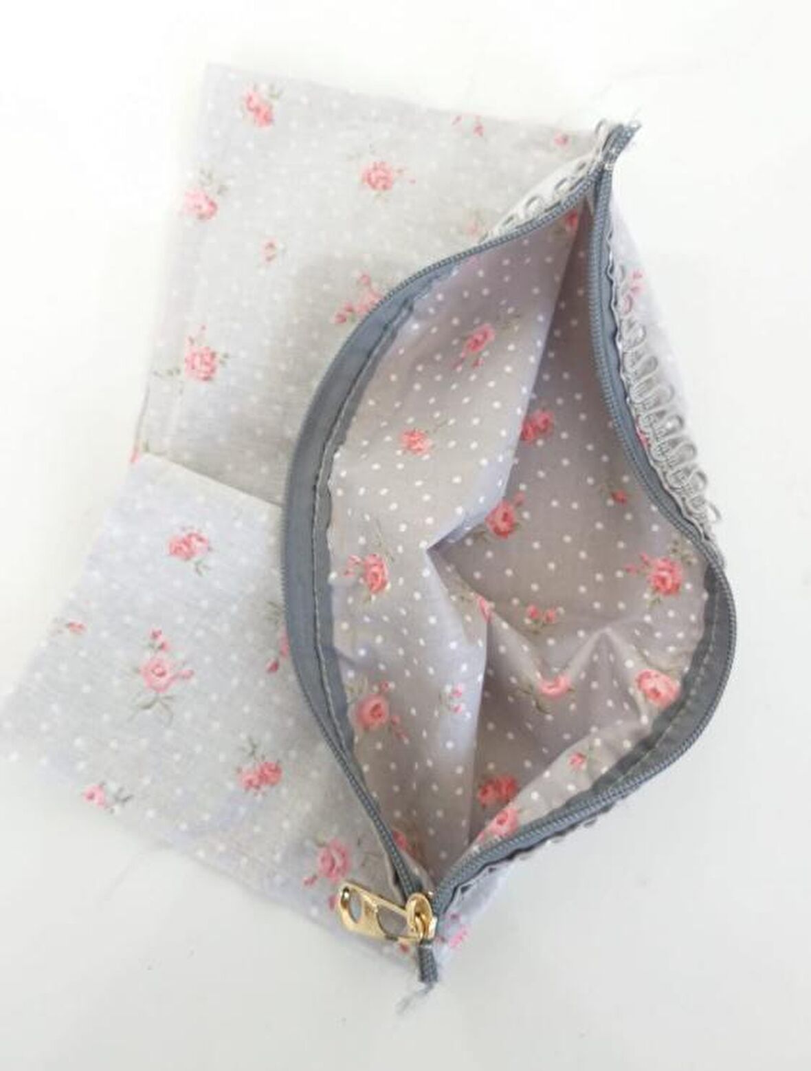 38X38 Cm, Dikilmiş Halde, Fermuarlı Astar Çiçekli