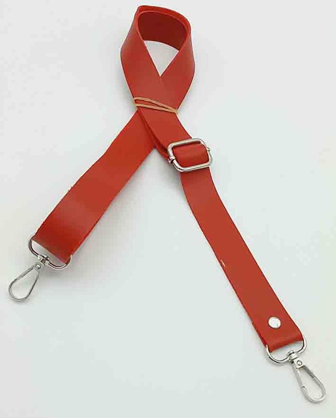 Suni Deri Ayarlı Çanta Sapı 120X2.4 Cm Kırmızı Gümüş Metal