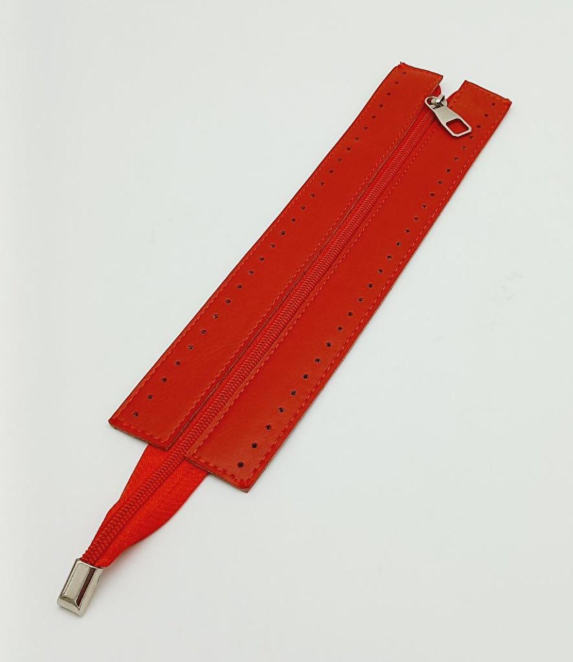 Kırmızı Renk 28 Cm Derili Fermuar Gümüş Metalli