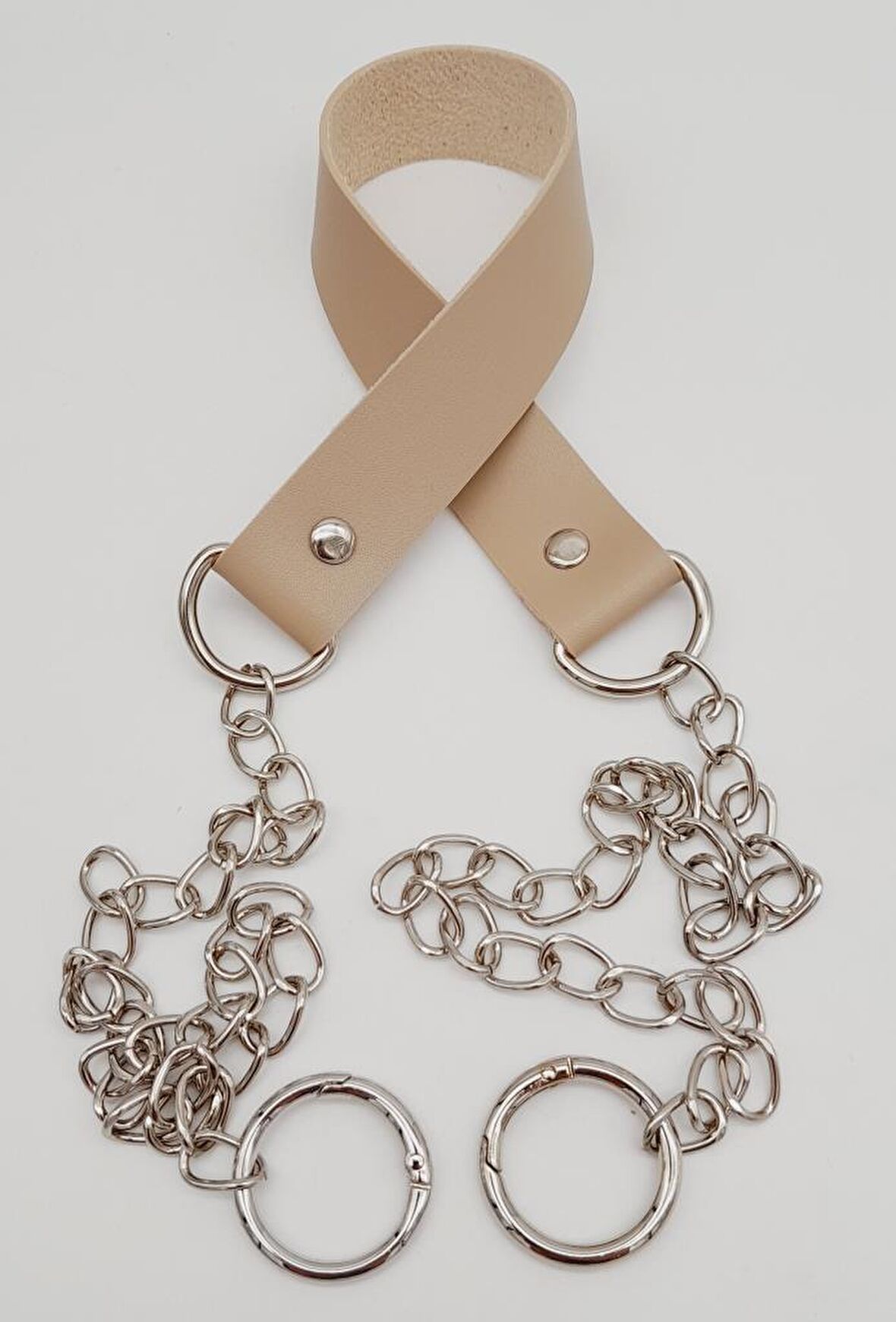 Tek Kat Suni Deri Bej Renk İnce Zincirli Sap Gümüş Metal