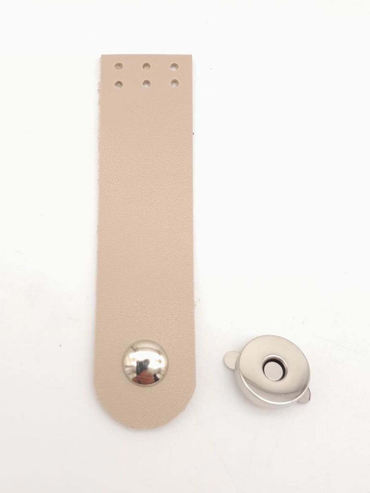 Bej Renk Tek Kat Suni Deri Kapak 10.5x2.5 cm Gümüş Metal