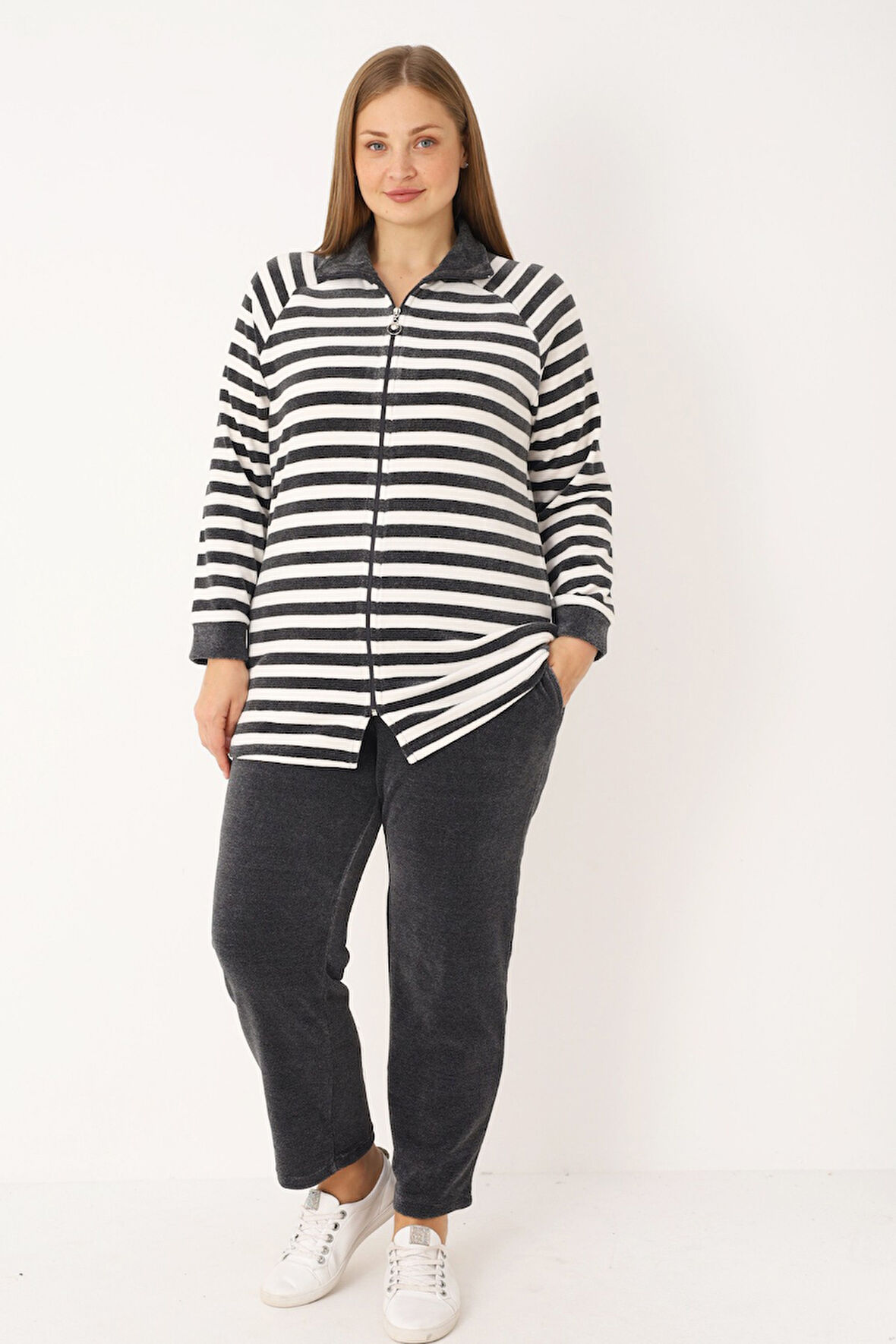 Çizgili Uzun Kollu Cepli Pamuklu Kadife Fermuarlı Balıkçı Yaka Kadın Büyük Beden Eşofman Takımı