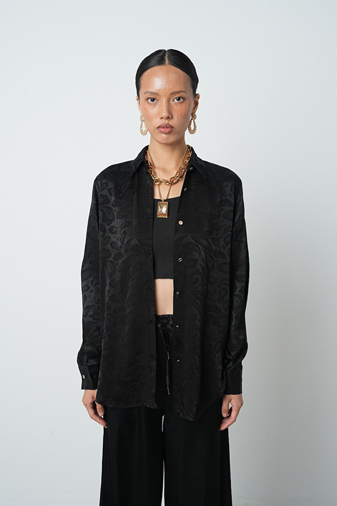 Kadın Siyah Renk Desenli Altın Düğme Detaylı Gömlek