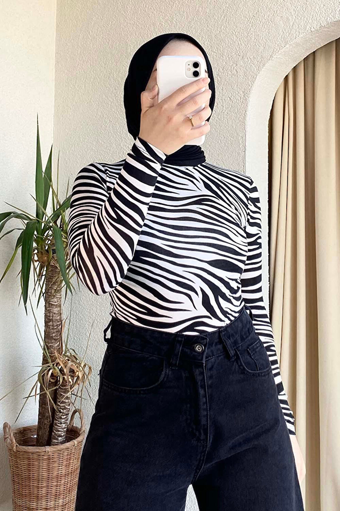 Yarım Balıkçı Yaka Zebra Desenli Body Siyah