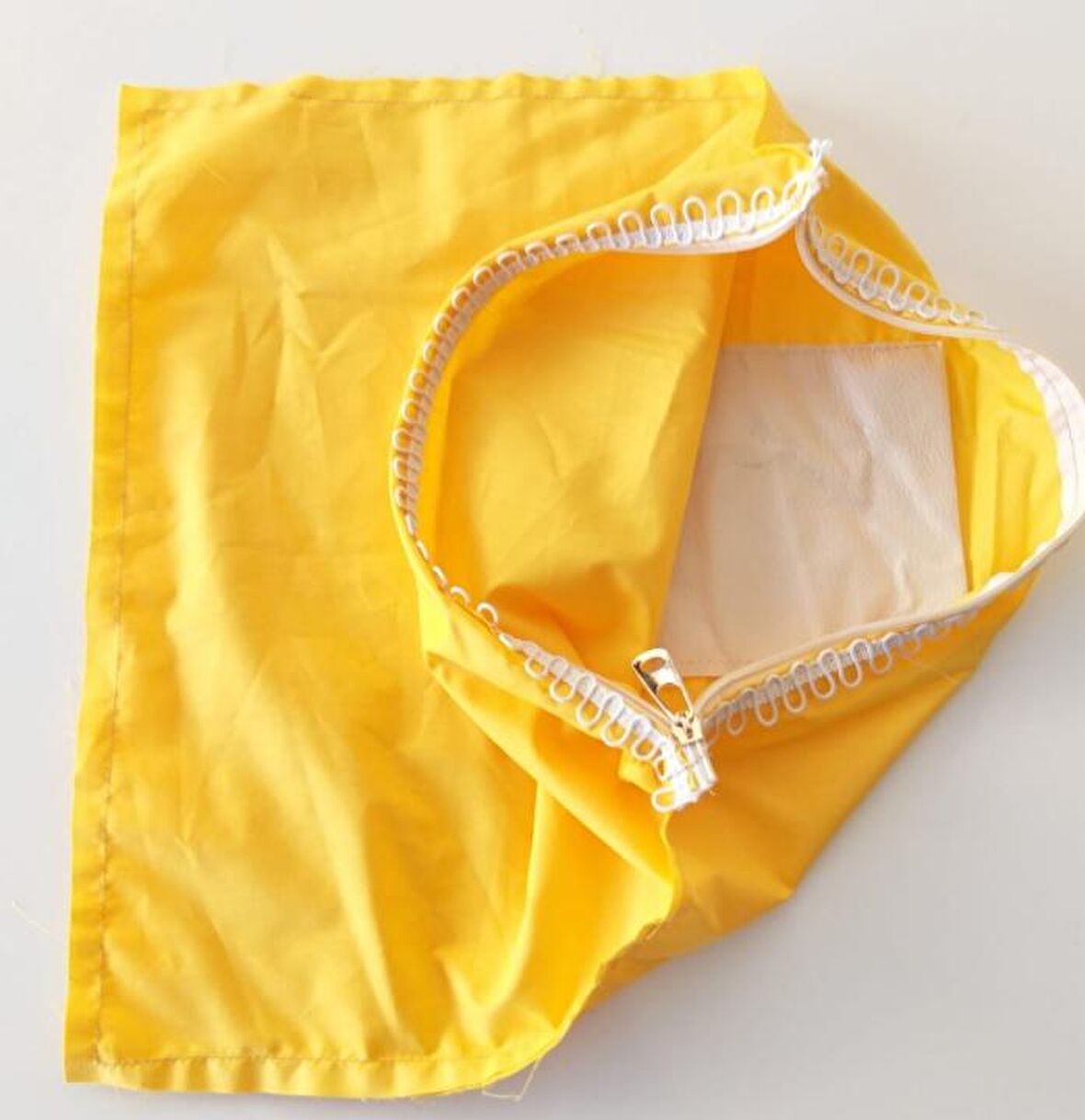 Sarı renk 38x38 cm, dikilmiş halde, fermuarlı  astar