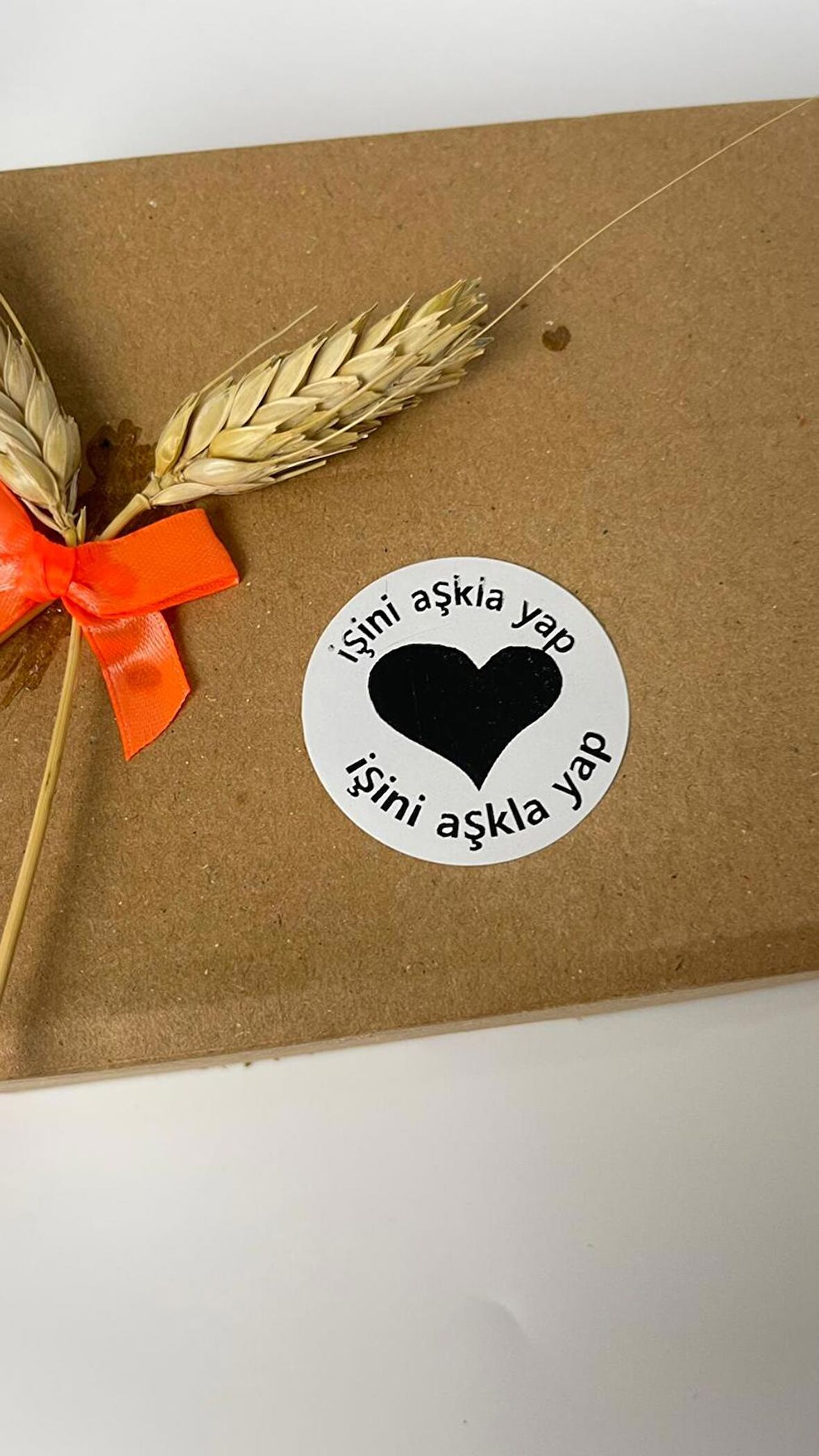 İşini Aşkla Yap Siyah Yazılı Yuvarlak Yapışkanlı Etiket 5x5 cm 100 adet