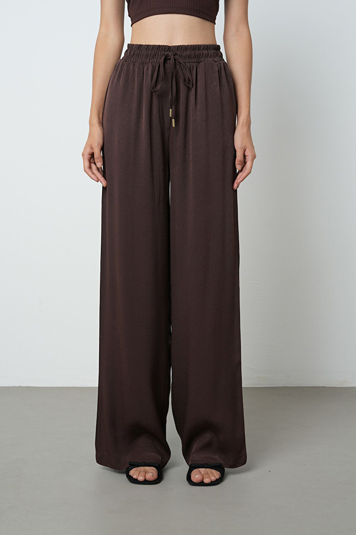 Kadın Düz Renk Altın Rengi Bağcık Detaylı Bol Paça Beli Lastikli Pantolon