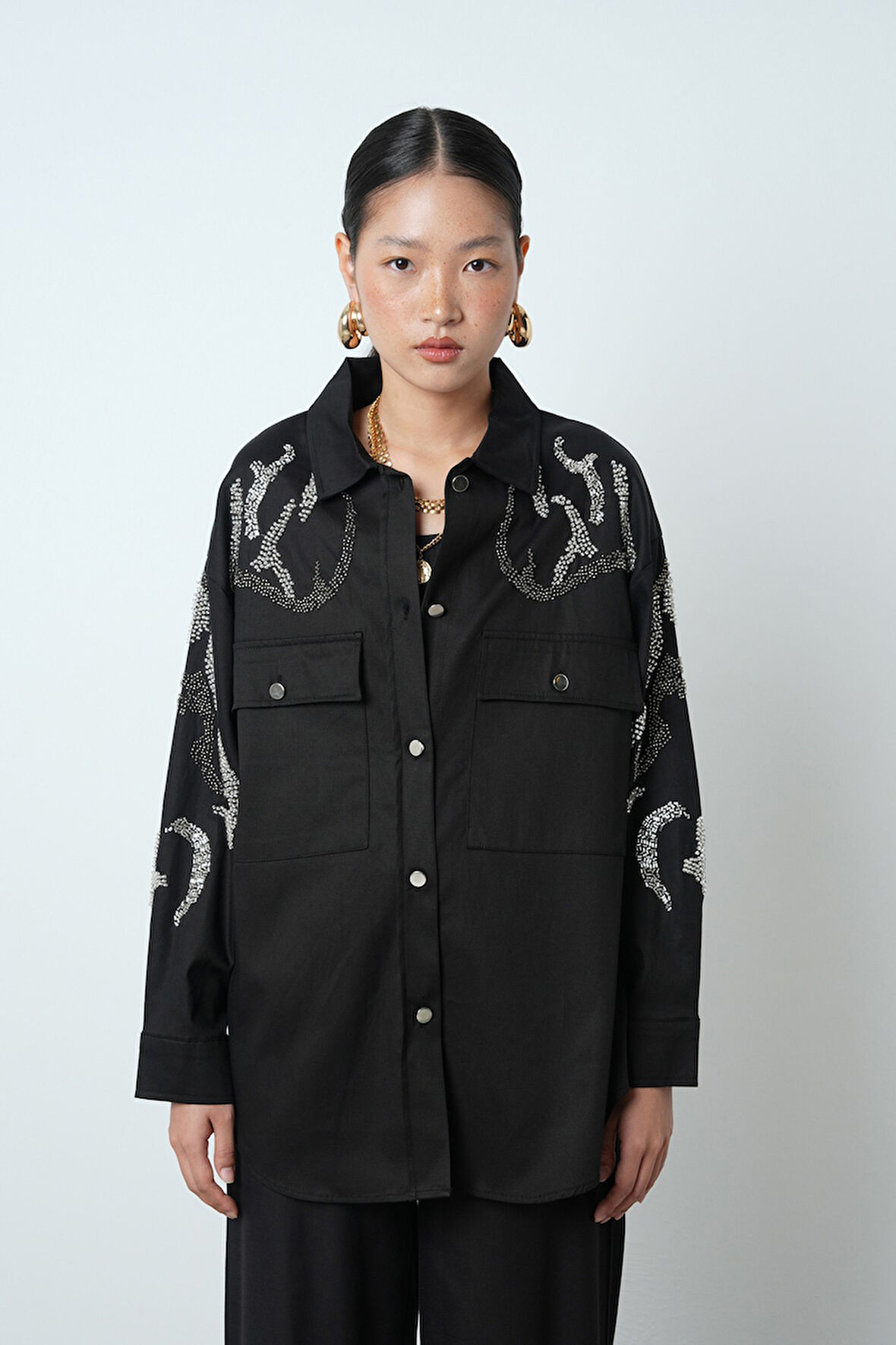 Kadın Çift Cepli Önü Boncuk İşlemeli Düz Renk Gömlek