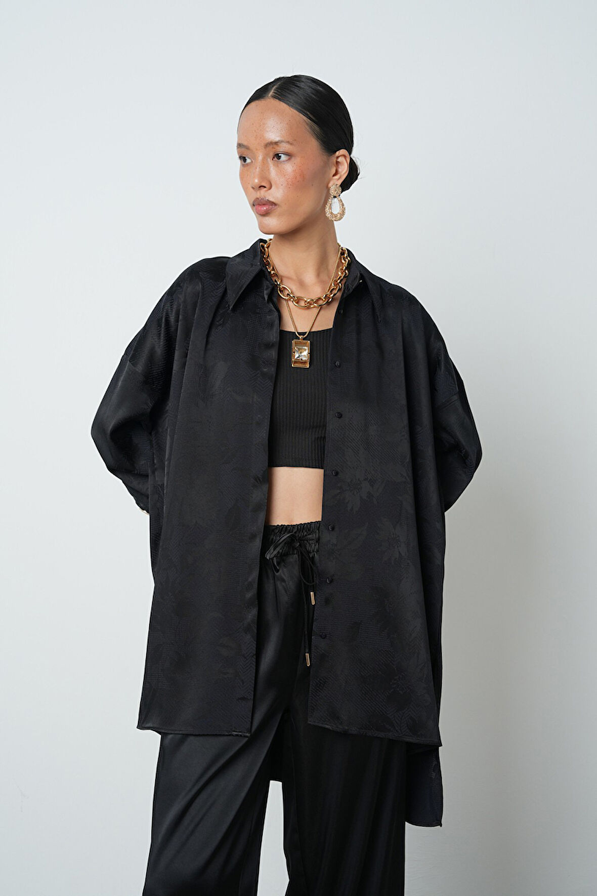 Kadın Siyah Renk Çiçek Desenli Oversize Uzun Tesettür Gömlek