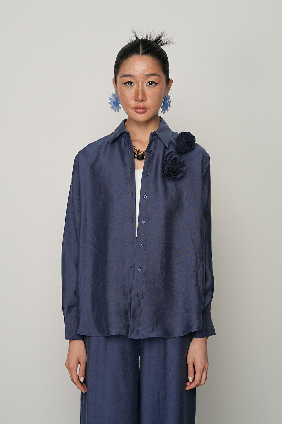 Kadın Önü Çift Gül İşlemeli Düz Renk Gömlek