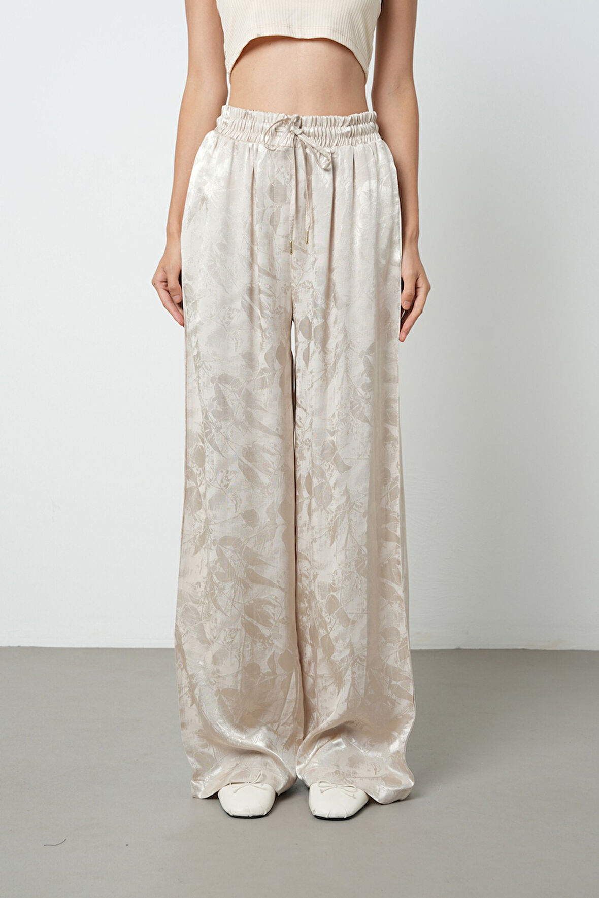 Kadın Bej Renk Çiçek Desenli Bol Paça Beli Lastikli Pantolon