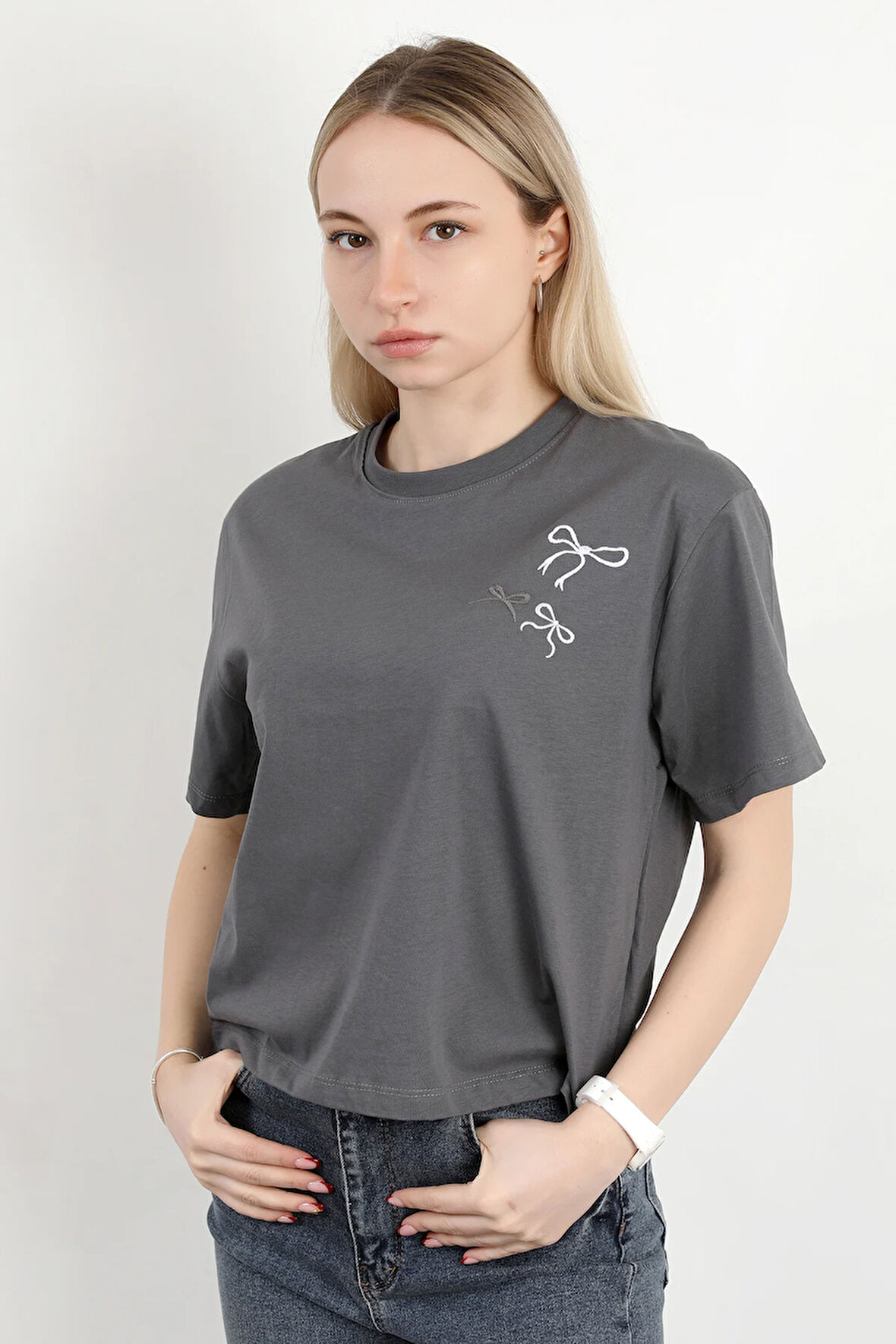 Kadın Bisiklet Yaka Omzu Fiyonk Nakışlı Pamuklu T-Shirt Antrasit - 925022