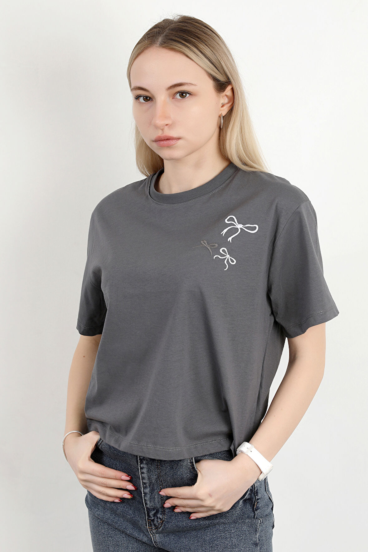 Kadın Bisiklet Yaka Omzu Fiyonk Nakışlı Pamuklu T-Shirt Antrasit - 925022