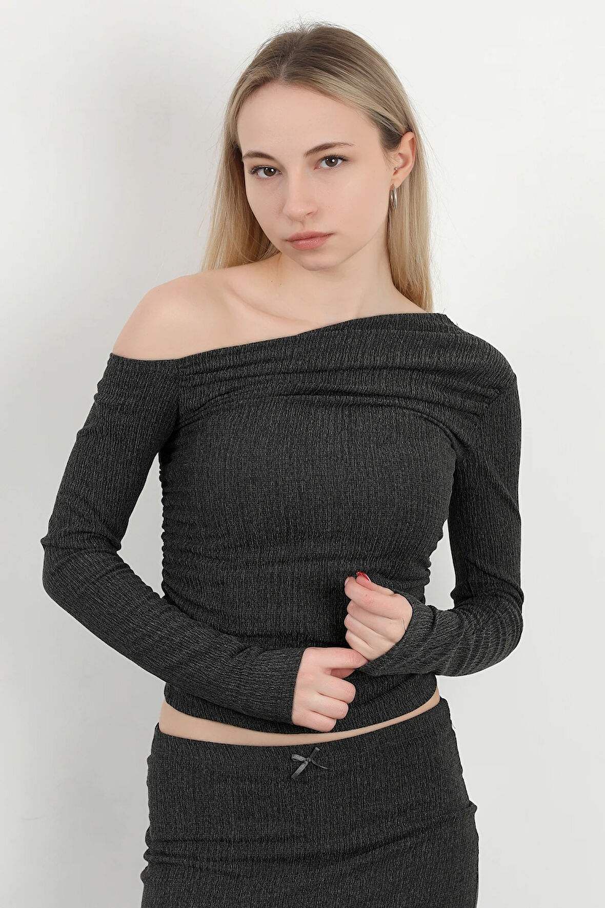 Kadın Asimetrik Yaka Bürümcük Bluz Antrasit - MW000099