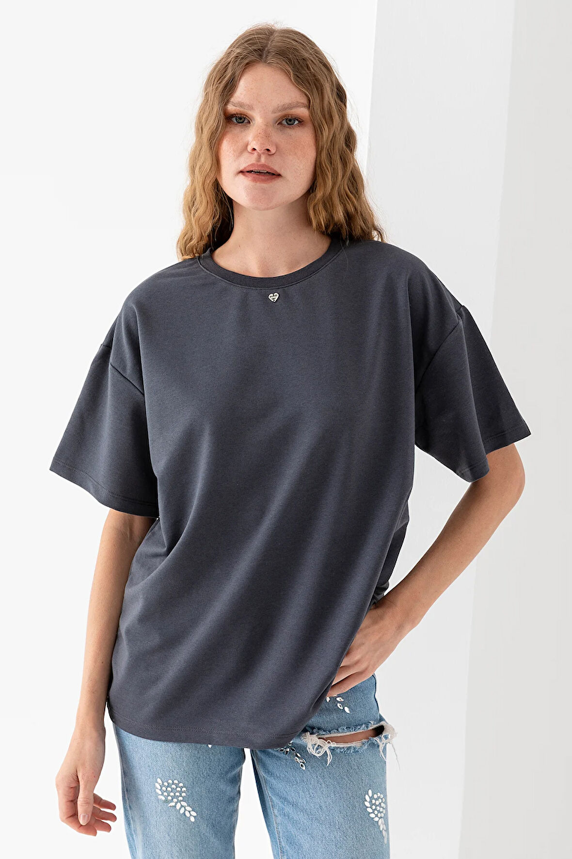 Kadın Bisiklet Yaka Kalp Aksesuarlı T-Shirt Antrasit - 25773