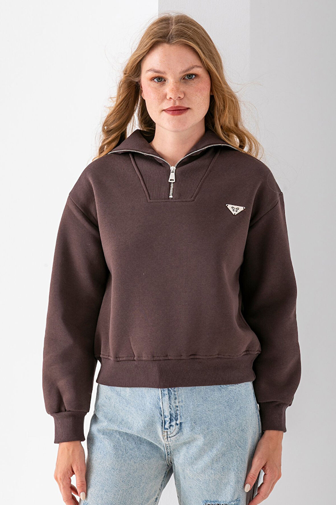 Kadın Dik Yaka Yarım Fermuarlı Kelebek Aksesuarlı 3İp Şardonlu Sweatshirt Kahverengi - 2663