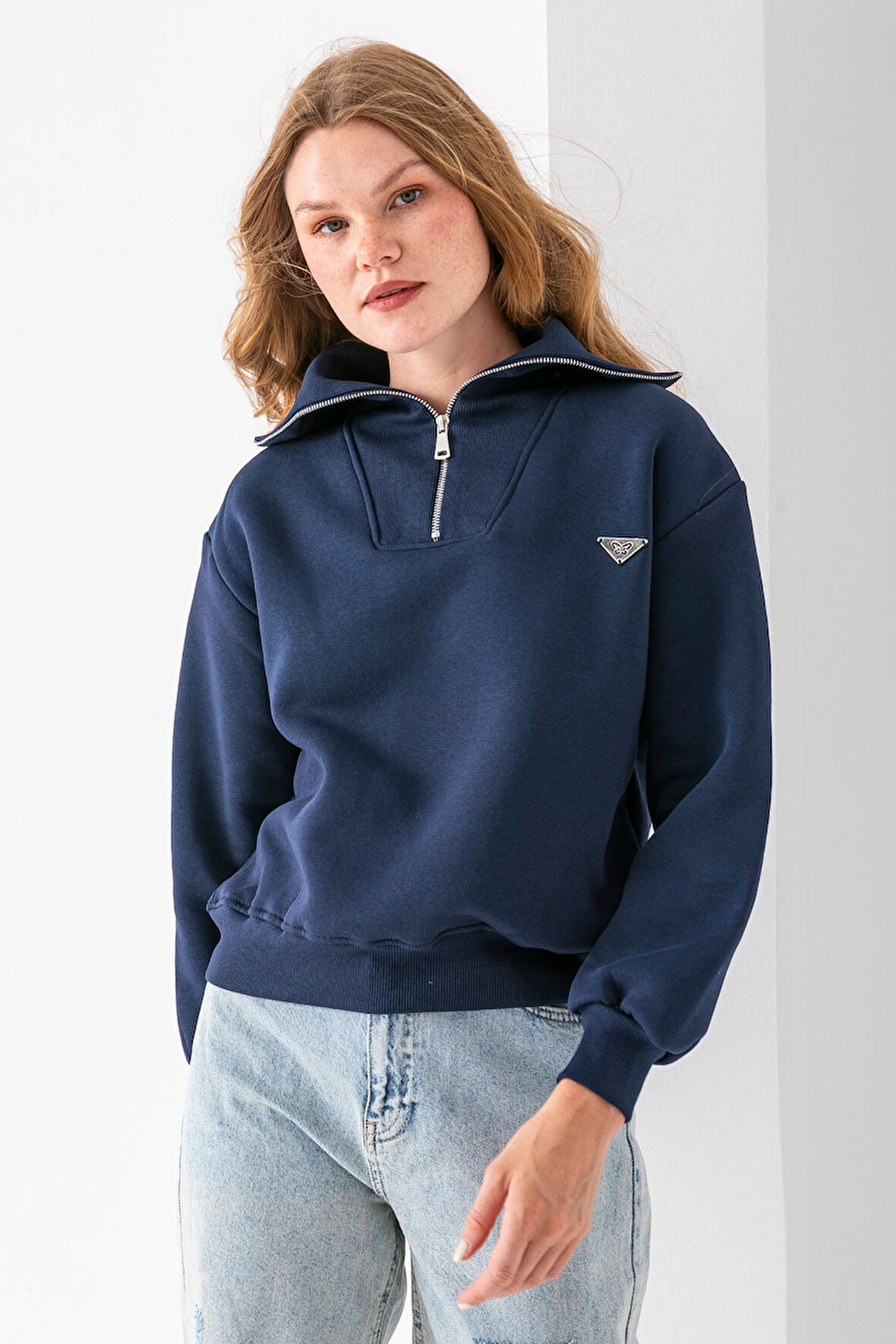 Kadın Dik Yaka Yarım Fermuarlı Kelebek Aksesuarlı 3İp Şardonlu Sweatshirt Lacivert - 2663