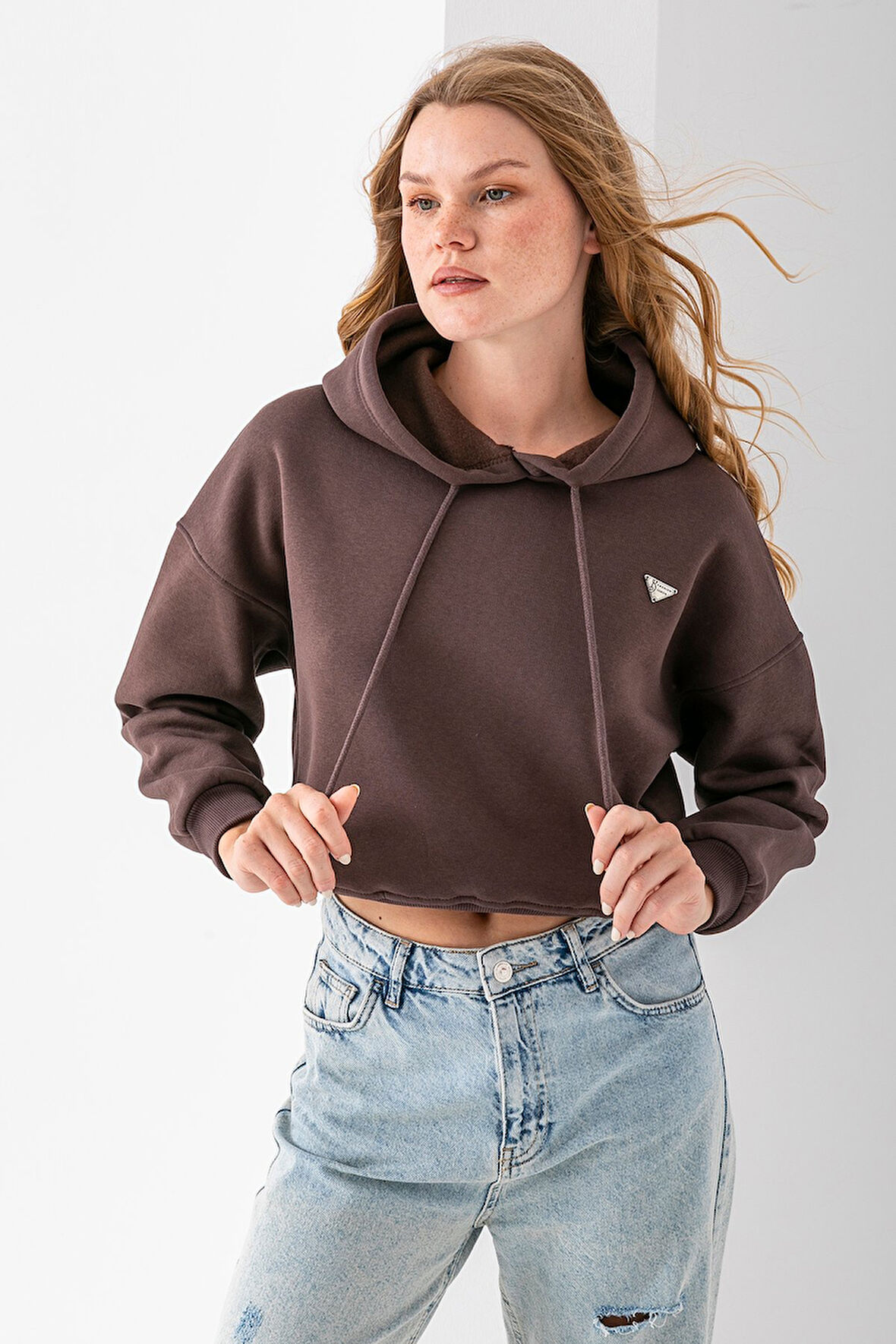 Kadın Kapüşonlu Fashion Aksesuarlı 3İp Crop Sweatshirt Kahverengi - 2667