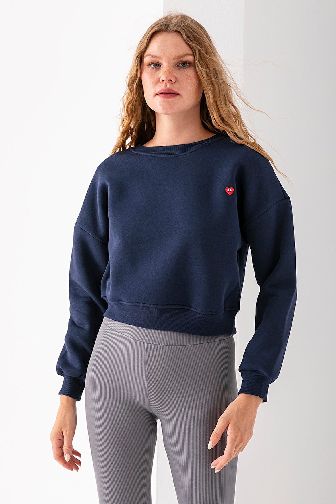 Kadın Bisiklet Yaka Kalp Nakışlı 3İp Crop Sweatshirt Lacivert - 2669