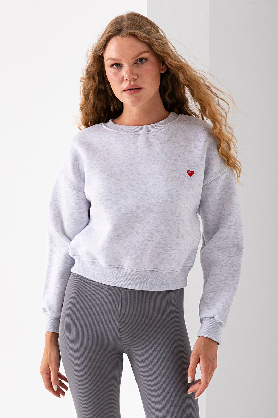 Kadın Bisiklet Yaka Kalp Nakışlı 3İp Crop Sweatshirt Gri - 2669