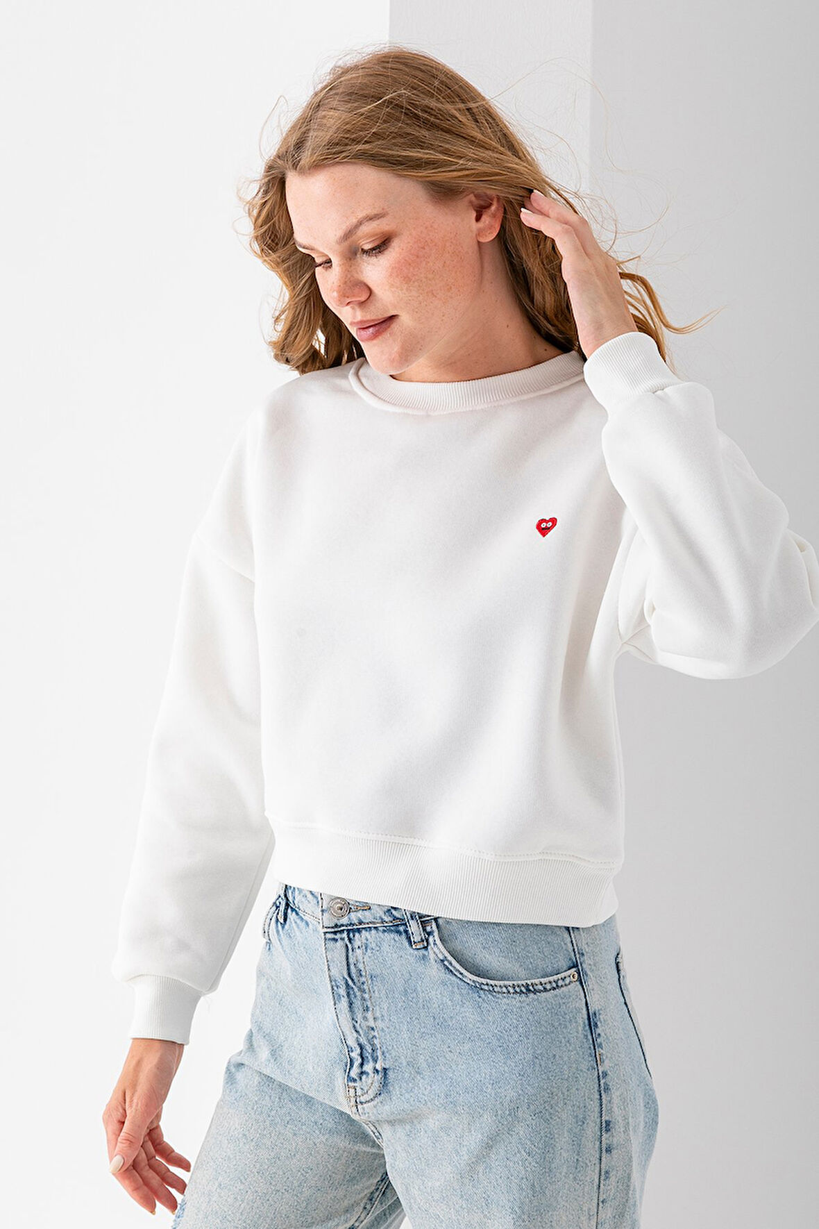 Kadın Bisiklet Yaka Kalp Nakışlı 3İp Crop Sweatshirt Beyaz - 2669