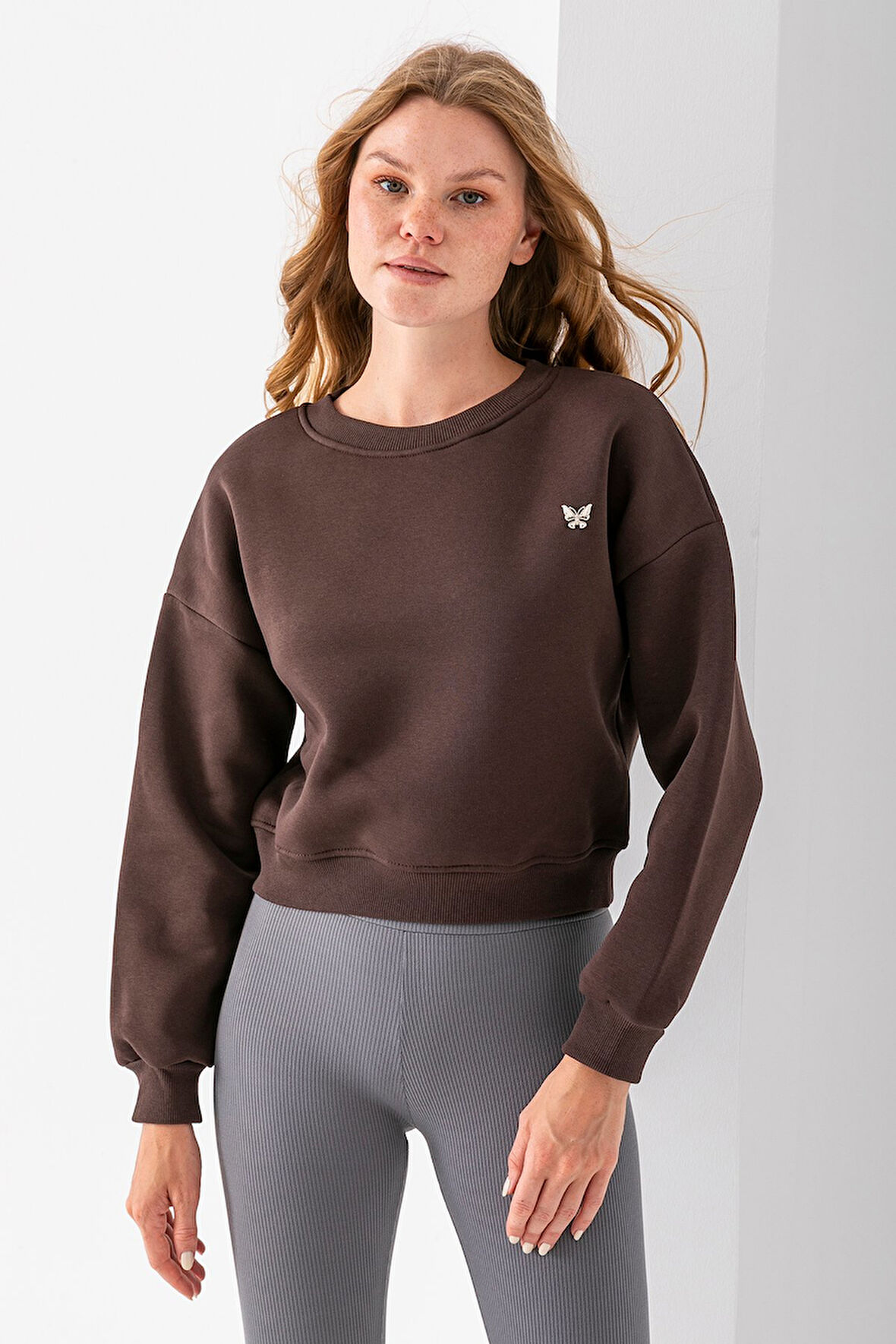 Kadın Bisiklet Yaka Kelebek Aksesuarlı 3İp Crop Sweatshirt Kahverengi - 2670