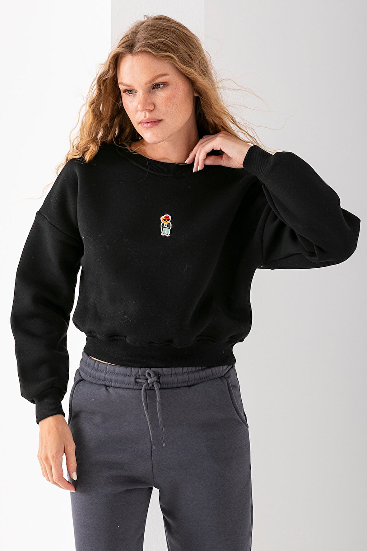 Kadın Bisiklet Yaka Gözlüklü Ayı Nakışlı 3İp Crop Sweatshirt Siyah - 2671