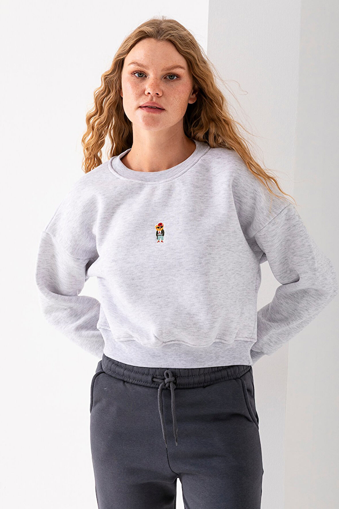 Kadın Bisiklet Yaka Gözlüklü Ayı Nakışlı 3İp Crop Sweatshirt Gri - 2671