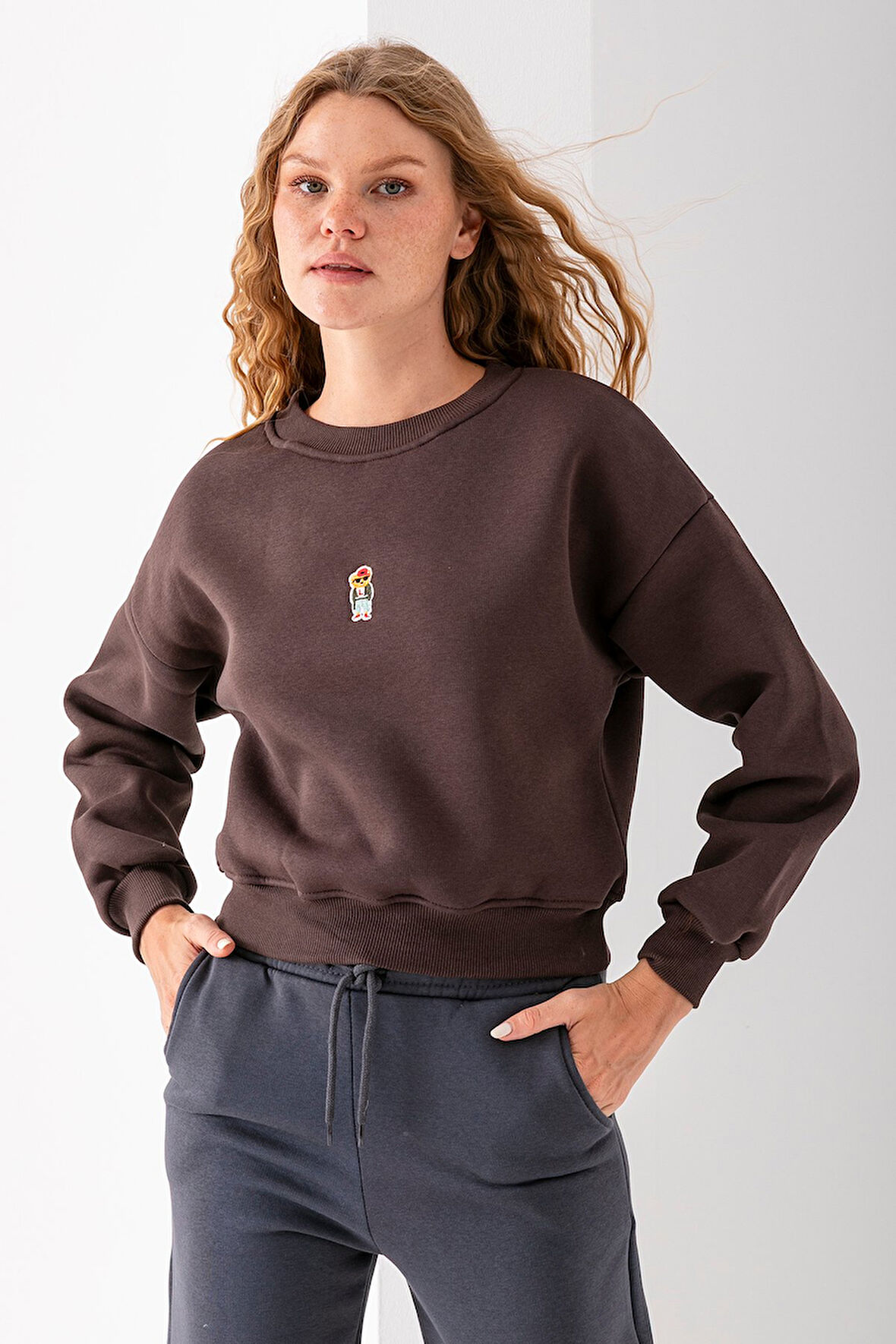 Kadın Bisiklet Yaka Gözlüklü Ayı Nakışlı 3İp Crop Sweatshirt Kahverengi - 2671