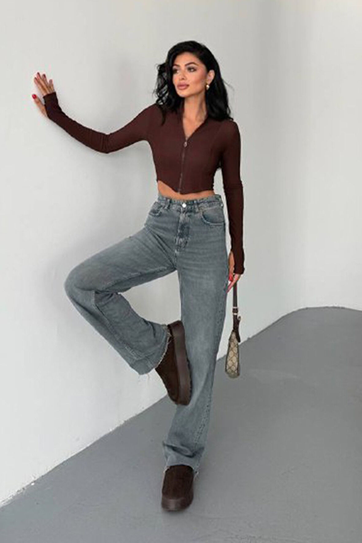 Kadın Dik Yaka Parmak Geçirmeli Fermuarlı Crop Sweatshirt Kahverengi - 26K 1776