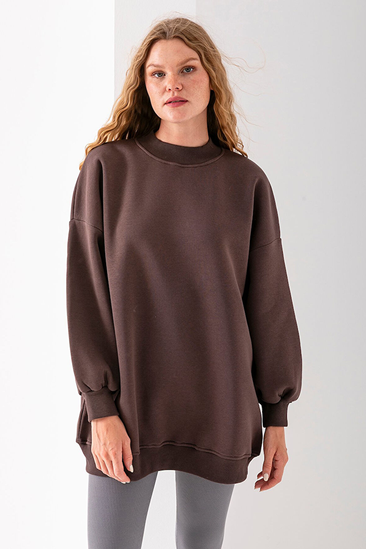 Kadın Kahverengi Üç İplik Pamuklu Ribanalı Bisiklet Yaka Oversize Sweatshirt - 2523